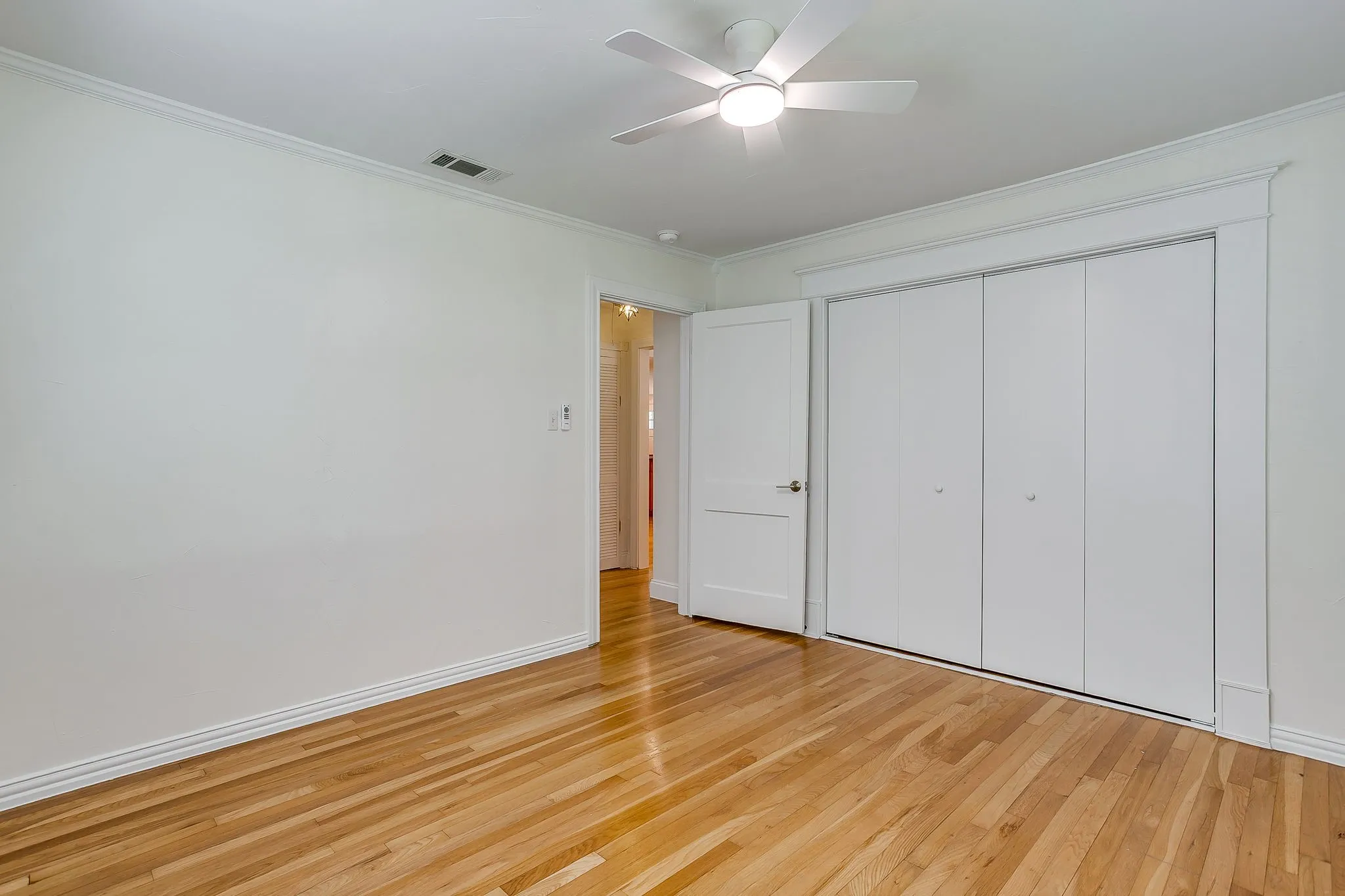 Single Family Residence For Sale in Tarrant County , 4237 Geddes Avenue, Fort Worth, Texas 76107, 3 Bedroom, 2 Bathroom, 2 Garage spaces, 1,459 Sqft, built in 1942, mls#21341168, Real Estate Agent in Fort Worth, Homes For Sale in Tarrant county, Homes For Sale in Fort Worth, Realtor in Fort Worth Texas, Real Estate Brokerage Independent Realty Texas, Luminita Cordes Realtor
