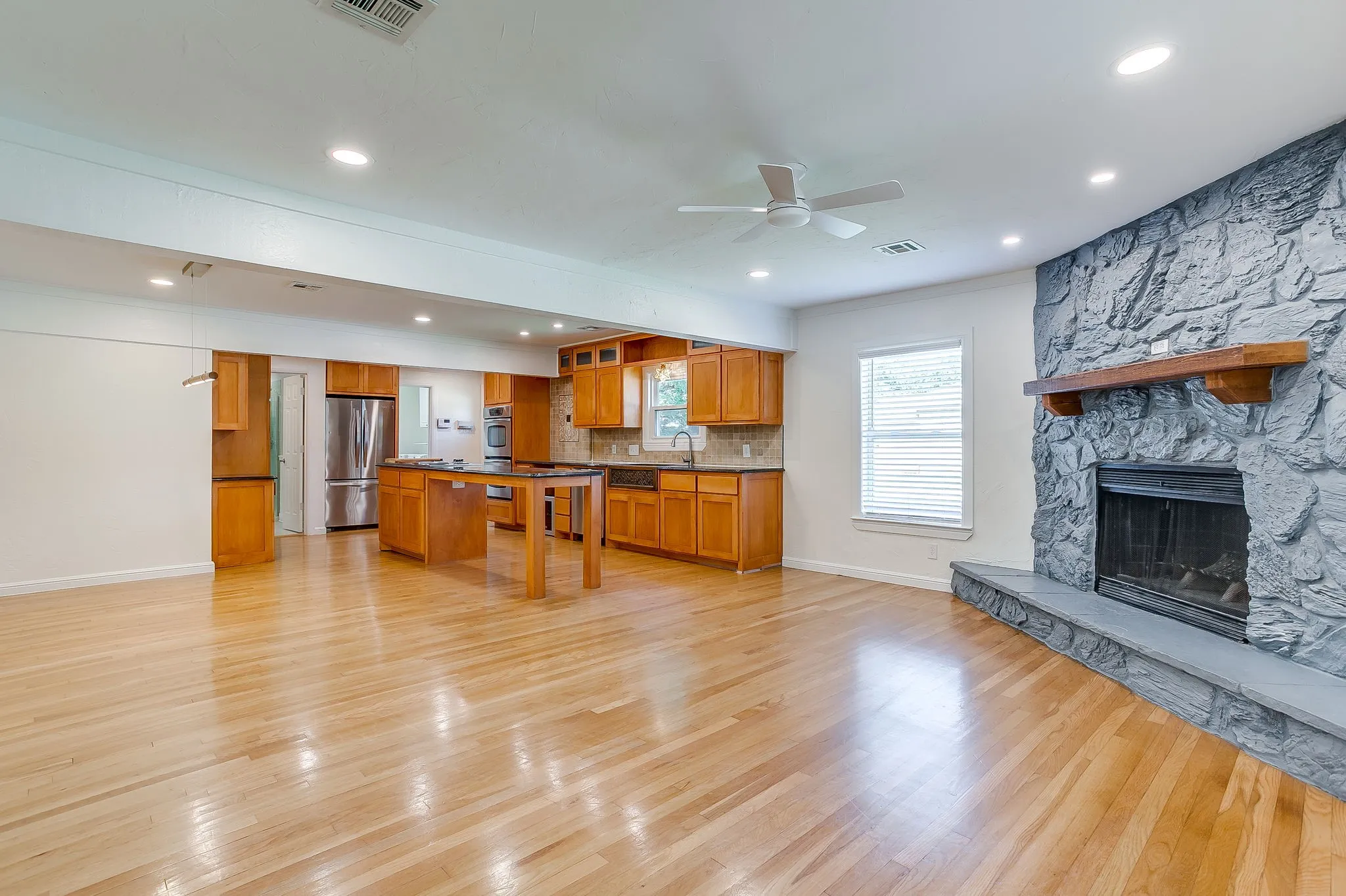 Single Family Residence For Sale in Tarrant County , 4237 Geddes Avenue, Fort Worth, Texas 76107, 3 Bedroom, 2 Bathroom, 2 Garage spaces, 1,459 Sqft, built in 1942, mls#21341168, Real Estate Agent in Fort Worth, Homes For Sale in Tarrant county, Homes For Sale in Fort Worth, Realtor in Fort Worth Texas, Real Estate Brokerage Independent Realty Texas, Luminita Cordes Realtor