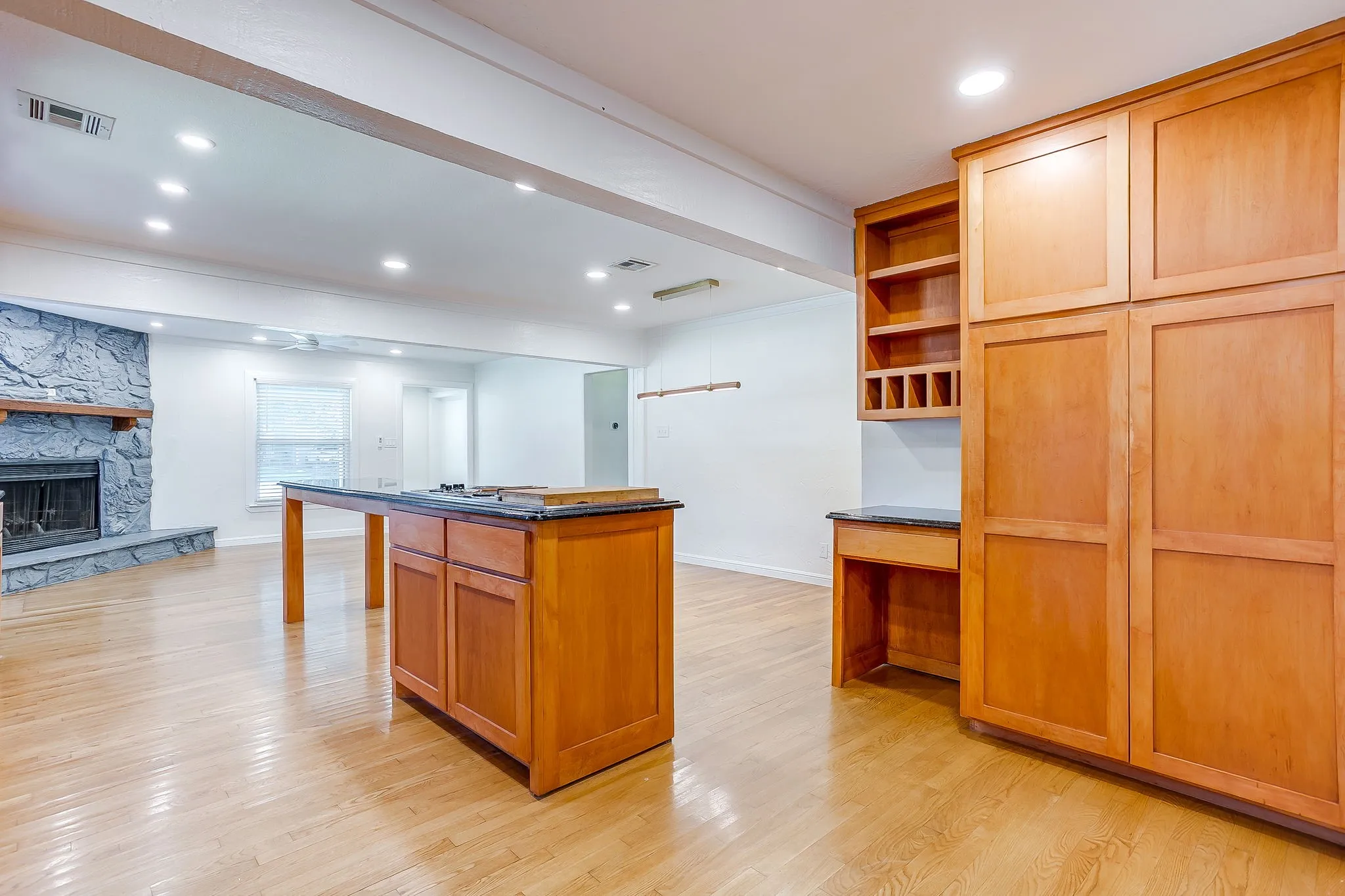Single Family Residence For Sale in Tarrant County , 4237 Geddes Avenue, Fort Worth, Texas 76107, 3 Bedroom, 2 Bathroom, 2 Garage spaces, 1,459 Sqft, built in 1942, mls#21341168, Real Estate Agent in Fort Worth, Homes For Sale in Tarrant county, Homes For Sale in Fort Worth, Realtor in Fort Worth Texas, Real Estate Brokerage Independent Realty Texas, Luminita Cordes Realtor