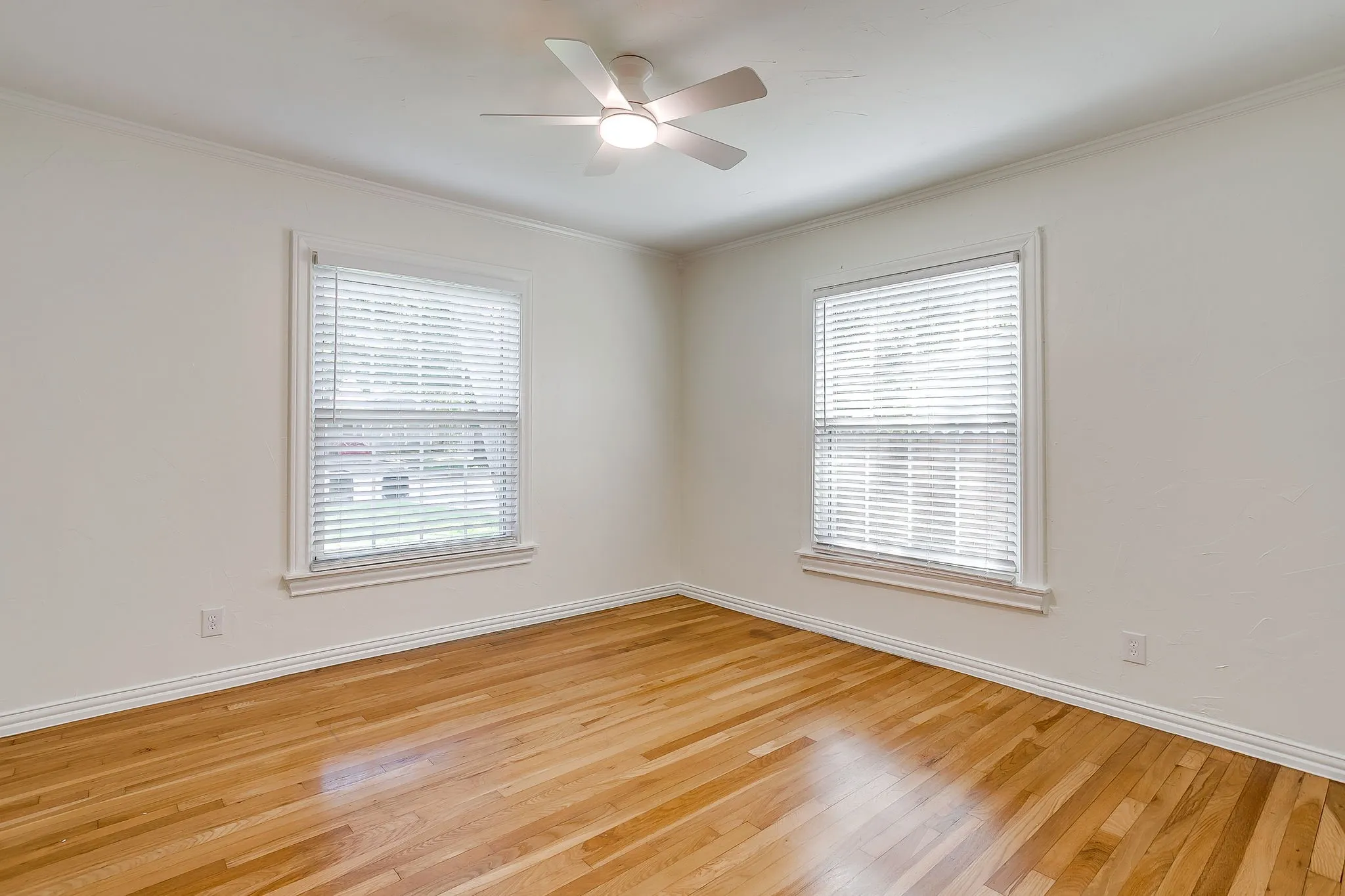Single Family Residence For Sale in Tarrant County , 4237 Geddes Avenue, Fort Worth, Texas 76107, 3 Bedroom, 2 Bathroom, 2 Garage spaces, 1,459 Sqft, built in 1942, mls#21341168, Real Estate Agent in Fort Worth, Homes For Sale in Tarrant county, Homes For Sale in Fort Worth, Realtor in Fort Worth Texas, Real Estate Brokerage Independent Realty Texas, Luminita Cordes Realtor