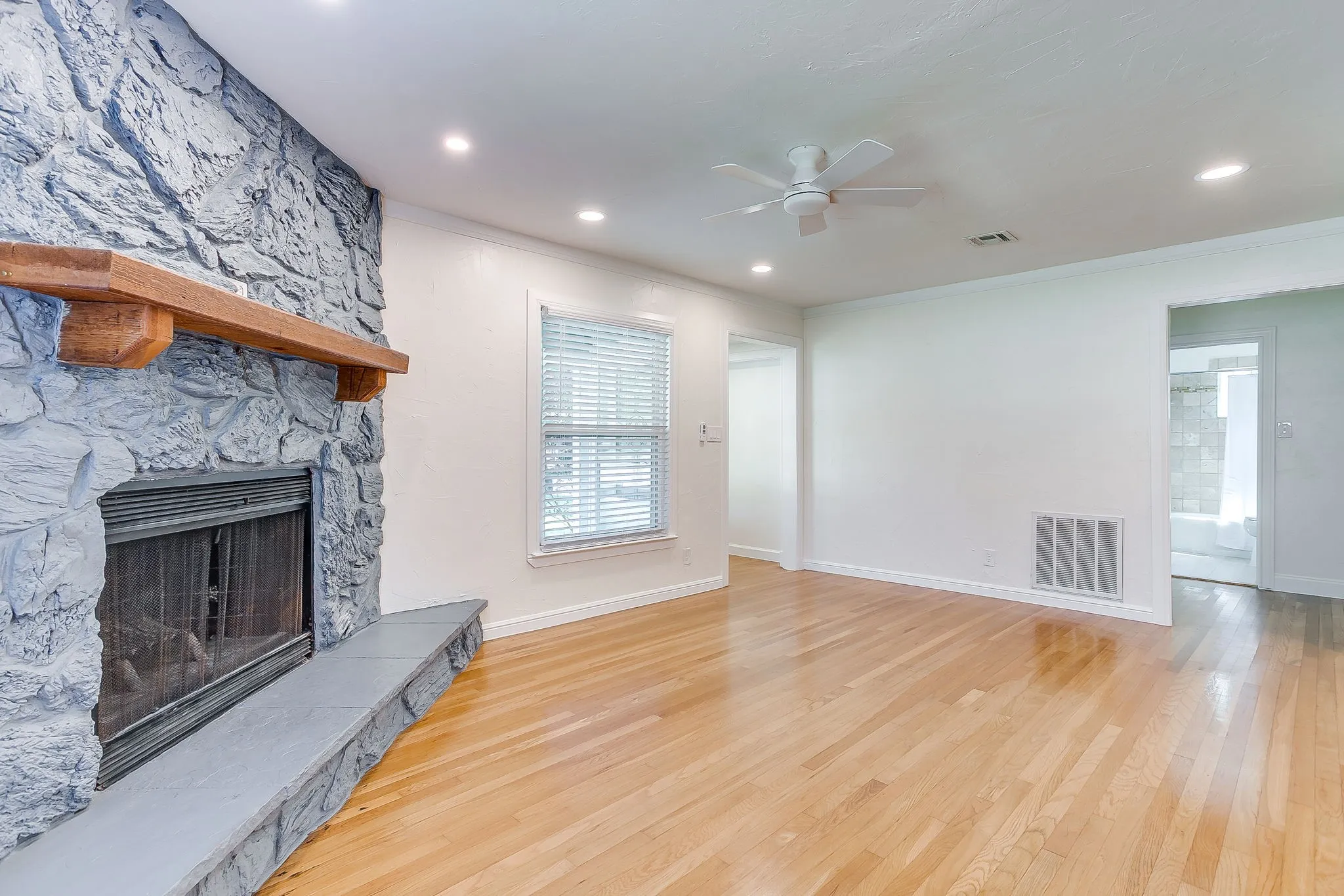Single Family Residence For Sale in Tarrant County , 4237 Geddes Avenue, Fort Worth, Texas 76107, 3 Bedroom, 2 Bathroom, 2 Garage spaces, 1,459 Sqft, built in 1942, mls#21341168, Real Estate Agent in Fort Worth, Homes For Sale in Tarrant county, Homes For Sale in Fort Worth, Realtor in Fort Worth Texas, Real Estate Brokerage Independent Realty Texas, Luminita Cordes Realtor