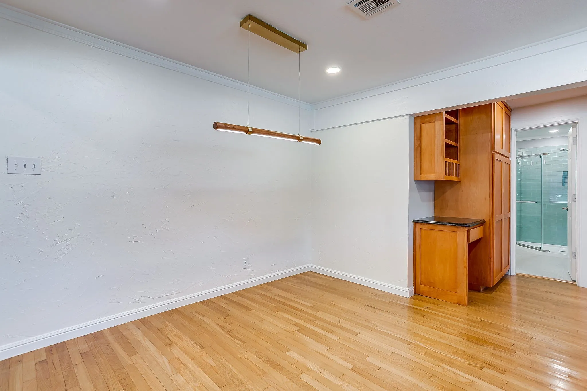 Single Family Residence For Sale in Tarrant County , 4237 Geddes Avenue, Fort Worth, Texas 76107, 3 Bedroom, 2 Bathroom, 2 Garage spaces, 1,459 Sqft, built in 1942, mls#21341168, Real Estate Agent in Fort Worth, Homes For Sale in Tarrant county, Homes For Sale in Fort Worth, Realtor in Fort Worth Texas, Real Estate Brokerage Independent Realty Texas, Luminita Cordes Realtor