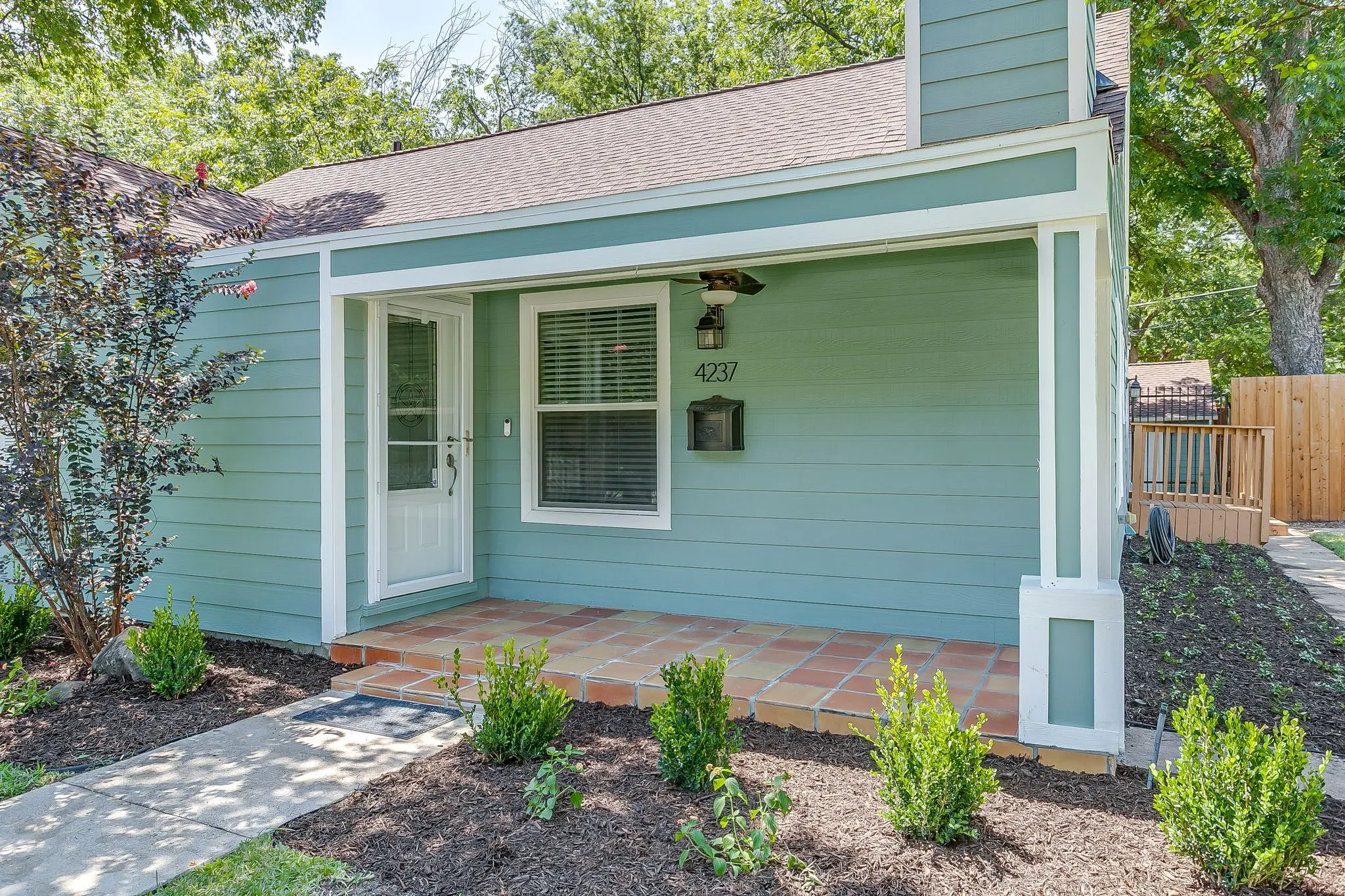 Single Family Residence For Sale in Tarrant County , 4237 Geddes Avenue, Fort Worth, Texas 76107, 3 Bedroom, 2 Bathroom, 2 Garage spaces, 1,459 Sqft, built in 1942, mls#21341168, Real Estate Agent in Fort Worth, Homes For Sale in Tarrant county, Homes For Sale in Fort Worth, Realtor in Fort Worth Texas, Real Estate Brokerage Independent Realty Texas, Luminita Cordes Realtor