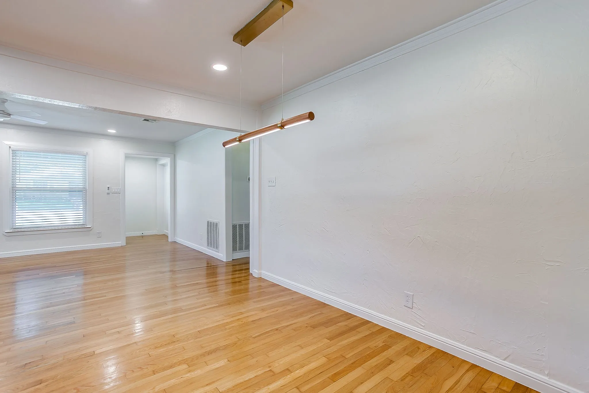 Single Family Residence For Sale in Tarrant County , 4237 Geddes Avenue, Fort Worth, Texas 76107, 3 Bedroom, 2 Bathroom, 2 Garage spaces, 1,459 Sqft, built in 1942, mls#21341168, Real Estate Agent in Fort Worth, Homes For Sale in Tarrant county, Homes For Sale in Fort Worth, Realtor in Fort Worth Texas, Real Estate Brokerage Independent Realty Texas, Luminita Cordes Realtor