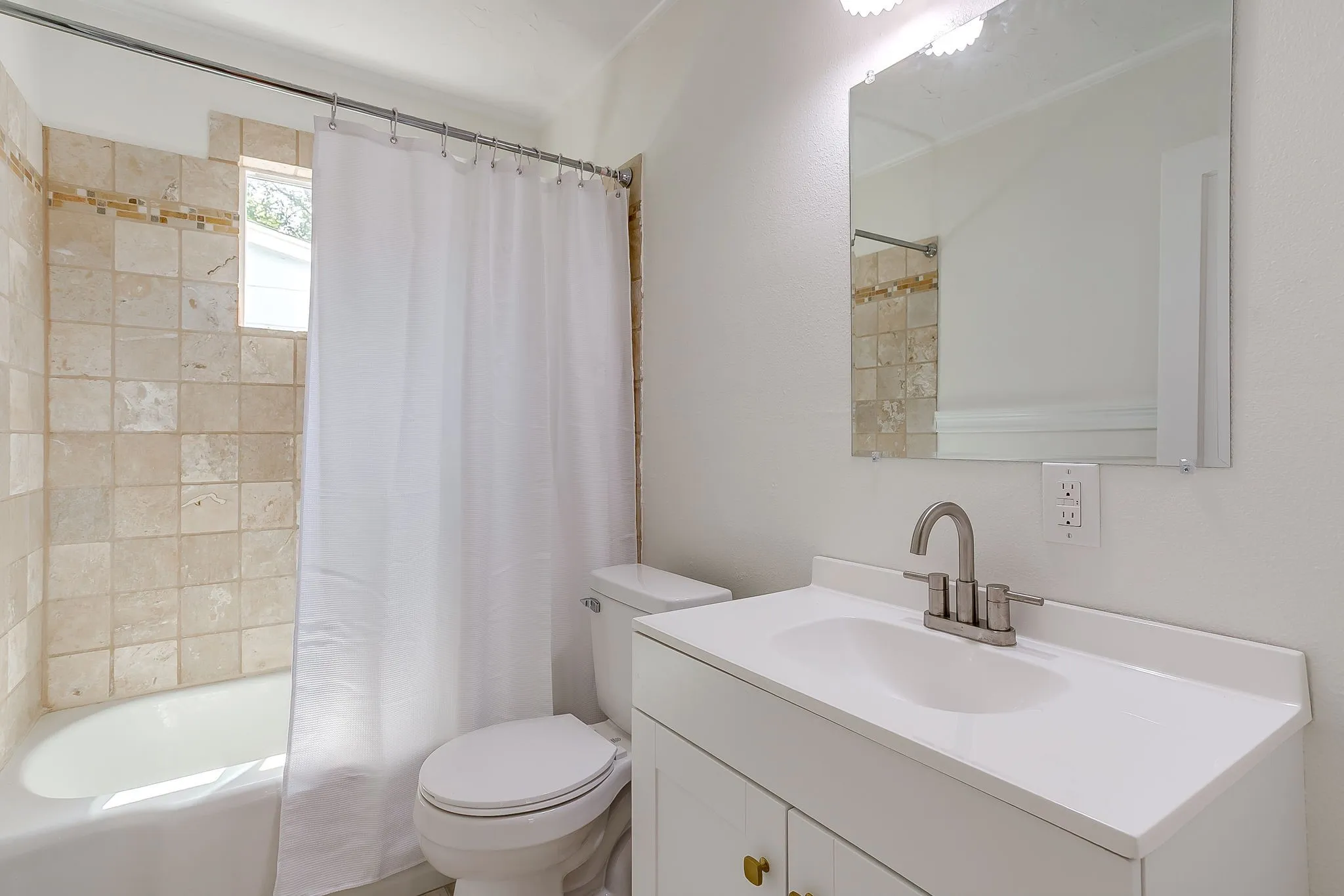 Single Family Residence For Sale in Tarrant County , 4237 Geddes Avenue, Fort Worth, Texas 76107, 3 Bedroom, 2 Bathroom, 2 Garage spaces, 1,459 Sqft, built in 1942, mls#21341168, Real Estate Agent in Fort Worth, Homes For Sale in Tarrant county, Homes For Sale in Fort Worth, Realtor in Fort Worth Texas, Real Estate Brokerage Independent Realty Texas, Luminita Cordes Realtor
