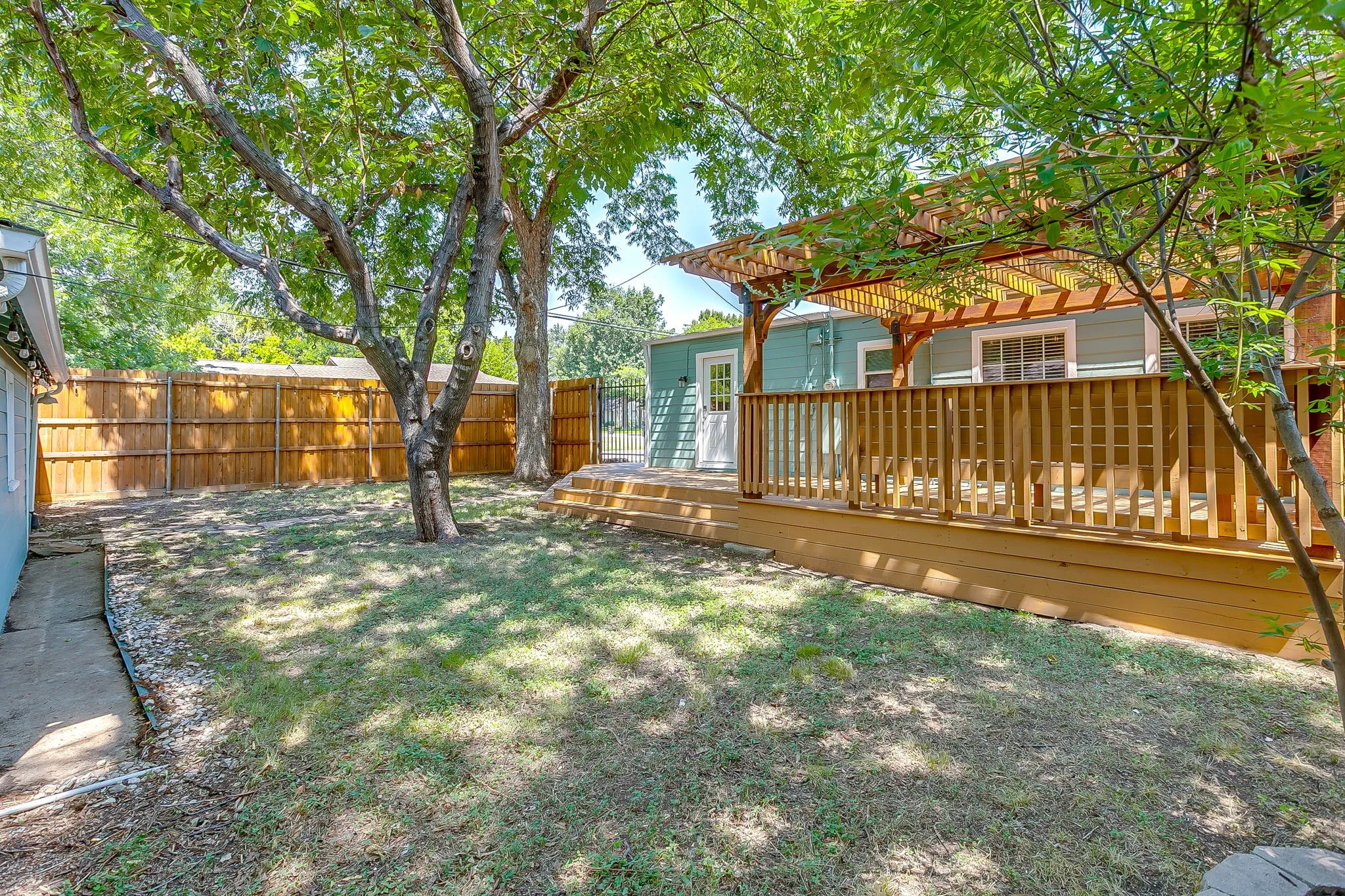 Single Family Residence For Sale in Tarrant County , 4237 Geddes Avenue, Fort Worth, Texas 76107, 3 Bedroom, 2 Bathroom, 2 Garage spaces, 1,459 Sqft, built in 1942, mls#21341168, Real Estate Agent in Fort Worth, Homes For Sale in Tarrant county, Homes For Sale in Fort Worth, Realtor in Fort Worth Texas, Real Estate Brokerage Independent Realty Texas, Luminita Cordes Realtor