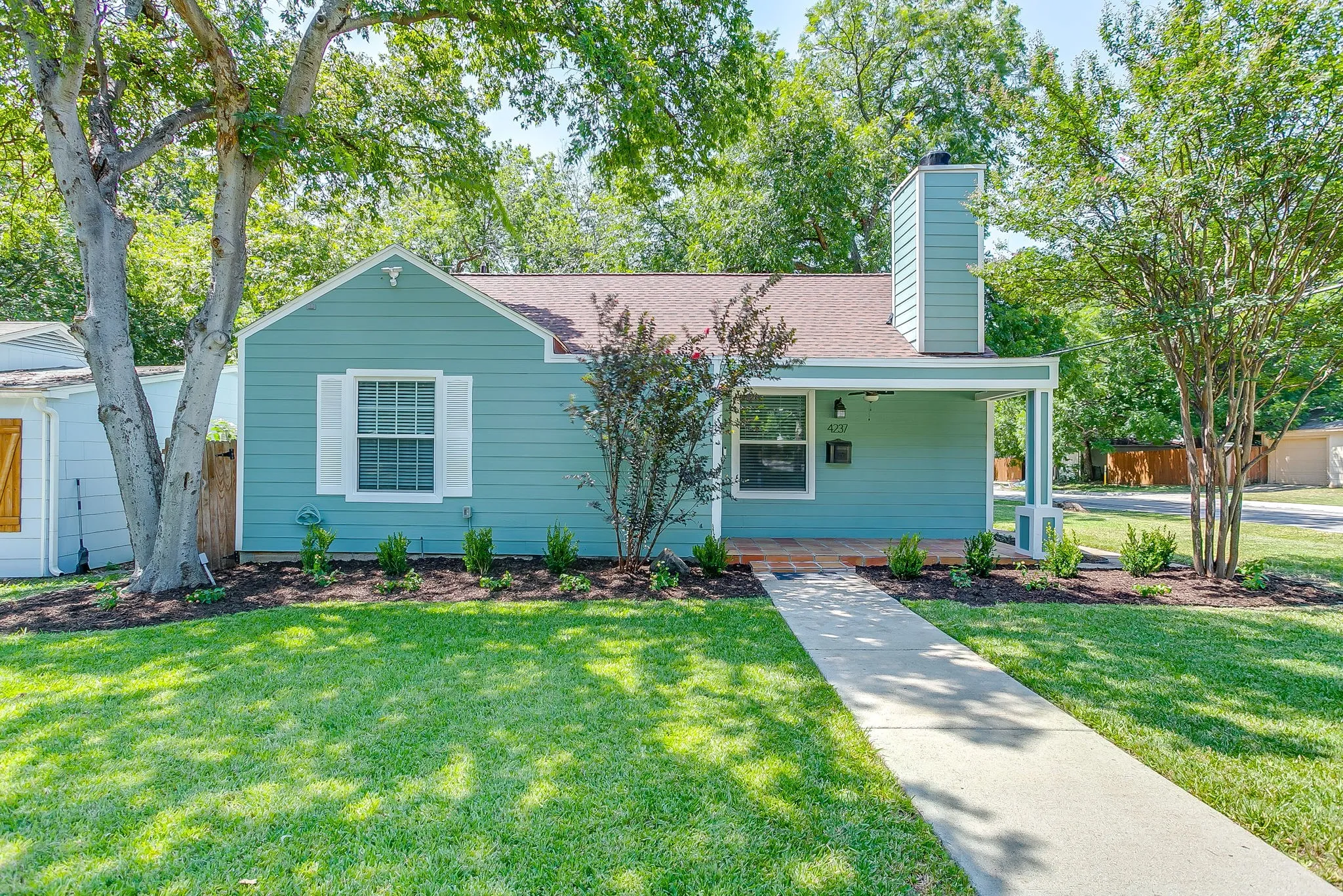 Single Family Residence For Sale in Tarrant County , 4237 Geddes Avenue, Fort Worth, Texas 76107, 3 Bedroom, 2 Bathroom, 2 Garage spaces, 1,459 Sqft, built in 1942, mls#21341168, Real Estate Agent in Fort Worth, Homes For Sale in Tarrant county, Homes For Sale in Fort Worth, Realtor in Fort Worth Texas, Real Estate Brokerage Independent Realty Texas, Luminita Cordes Realtor