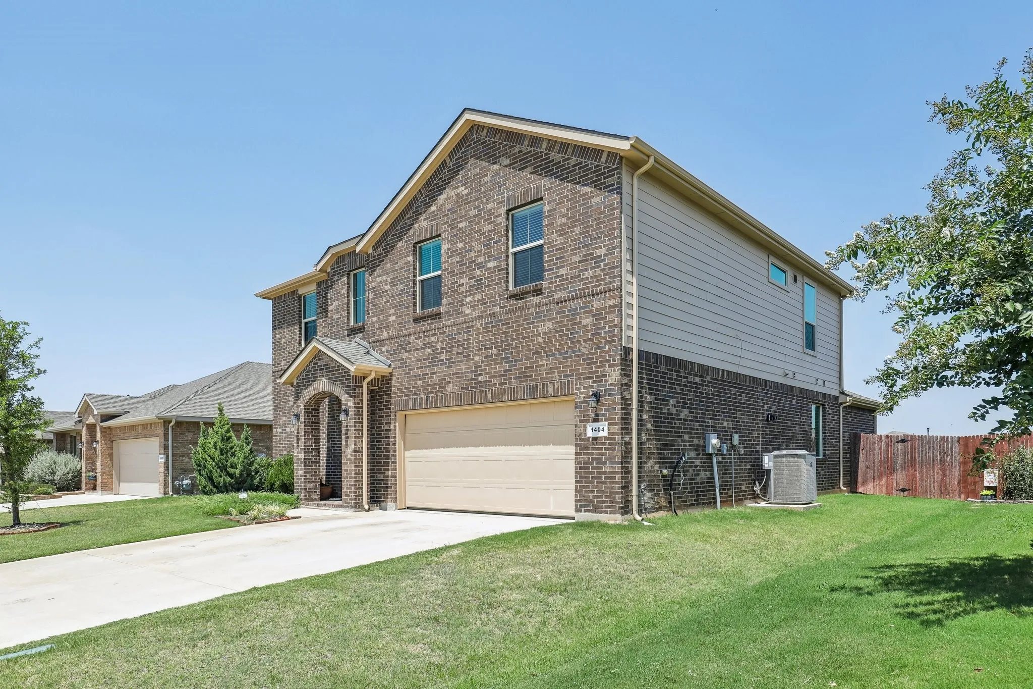 Single Family Residence For Sale in Johnson County , 1404 Fremont Trail, Cleburne, Texas 76033, 4 Bedroom, 4 Bathroom, 2 Garage spaces, 2,863 Sqft, built in 2021, Price $349,000, mls#21340564, Real Estate Agent in Cleburne, Homes For Sale in Johnson county, Homes For Sale in Cleburne, Realtor in Cleburne Texas, Real Estate Brokerage Independent Realty Texas, Luminita Cordes Realtor