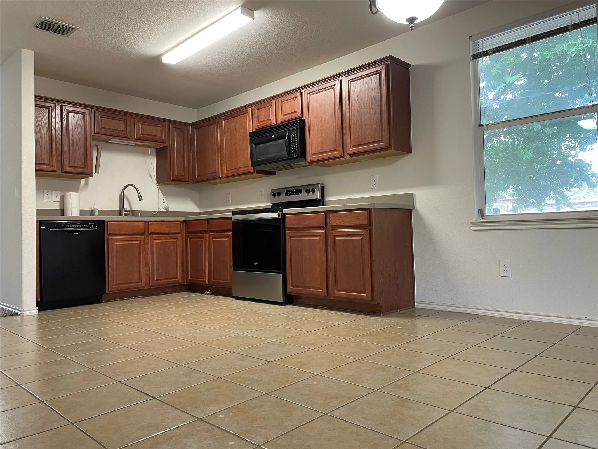 Single Family Residence For Sale in Collin County , 9565 Stanhope Drive, Frisco, Texas 75035, 3 Bedroom, 2 Bathroom, 2 Garage spaces, 2,038 Sqft, built in 2005, mls#21335708, Real Estate Agent in Frisco, Homes For Sale in Collin county, Homes For Sale in Frisco, Realtor in Frisco Texas, Real Estate Brokerage Independent Realty Texas, Luminita Cordes Realtor