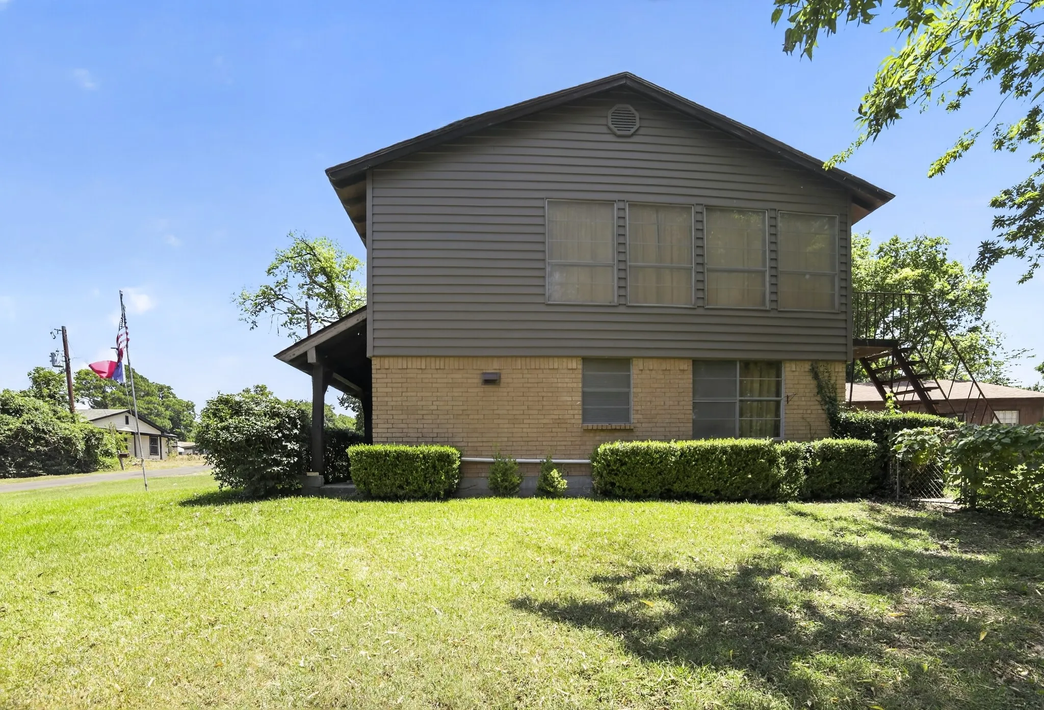 Single Family Residence For Sale in Hunt County , 4161 Shadow Lane, Lone Oak, Texas 75453, 3 Bedroom, 2 Bathroom, 2 Garage spaces, 2,464 Sqft, built in 1970, mls#21341385, Real Estate Agent in Lone Oak, Homes For Sale in Hunt county, Homes For Sale in Lone Oak, Realtor in Lone Oak Texas, Real Estate Brokerage Independent Realty Texas, Luminita Cordes Realtor