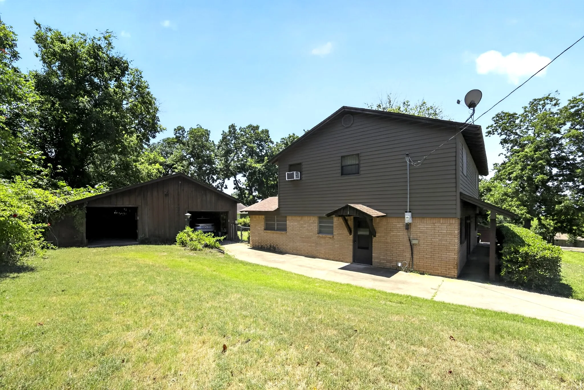 Single Family Residence For Sale in Hunt County , 4161 Shadow Lane, Lone Oak, Texas 75453, 3 Bedroom, 2 Bathroom, 2 Garage spaces, 2,464 Sqft, built in 1970, mls#21341385, Real Estate Agent in Lone Oak, Homes For Sale in Hunt county, Homes For Sale in Lone Oak, Realtor in Lone Oak Texas, Real Estate Brokerage Independent Realty Texas, Luminita Cordes Realtor