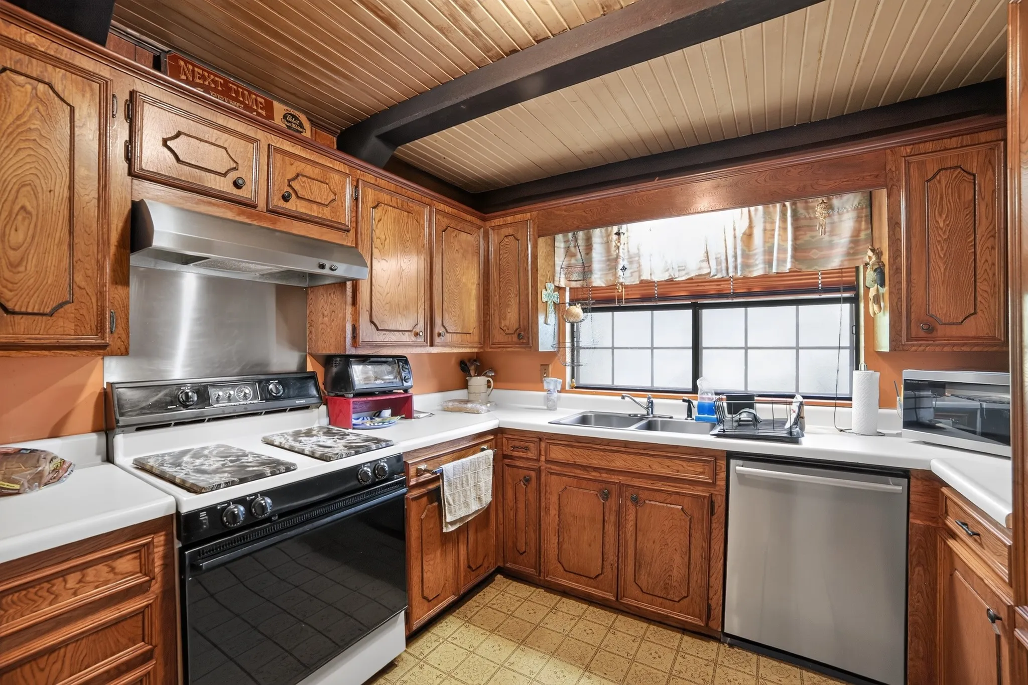Single Family Residence For Sale in Hunt County , 4161 Shadow Lane, Lone Oak, Texas 75453, 3 Bedroom, 2 Bathroom, 2 Garage spaces, 2,464 Sqft, built in 1970, mls#21341385, Real Estate Agent in Lone Oak, Homes For Sale in Hunt county, Homes For Sale in Lone Oak, Realtor in Lone Oak Texas, Real Estate Brokerage Independent Realty Texas, Luminita Cordes Realtor