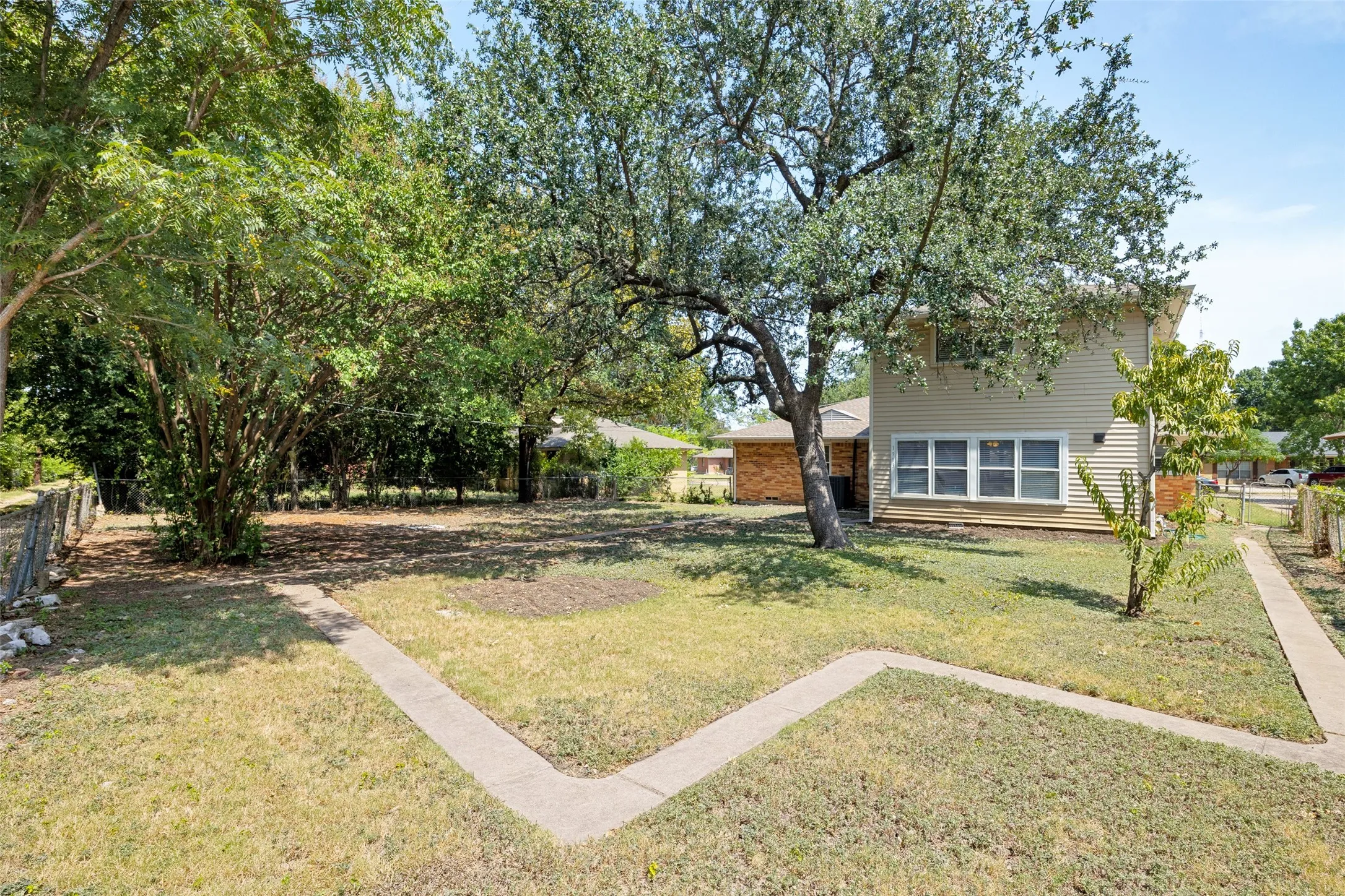 Single Family Residence For Rent in Dallas County , 1913 Landa Drive, Garland, Texas 75042, 5 Bedroom, 3 Bathroom, Garage spaces, 2,227 Sqft, built in 1951, mls#21324581, Real Estate Agent in Garland, Homes For Rent in Dallas county, Homes For Rent in Garland, Realtor in Garland Texas, Real Estate Brokerage Independent Realty Texas, Luminita Cordes Realtor