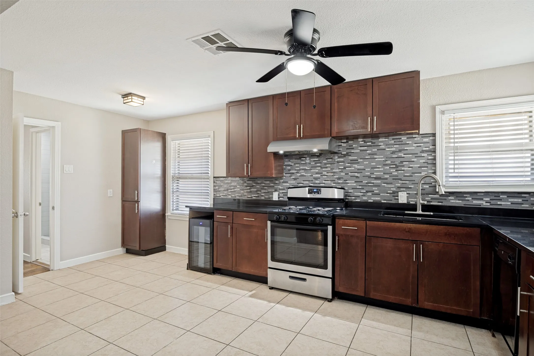 Single Family Residence For Rent in Dallas County , 1913 Landa Drive, Garland, Texas 75042, 5 Bedroom, 3 Bathroom, Garage spaces, 2,227 Sqft, built in 1951, mls#21324581, Real Estate Agent in Garland, Homes For Rent in Dallas county, Homes For Rent in Garland, Realtor in Garland Texas, Real Estate Brokerage Independent Realty Texas, Luminita Cordes Realtor