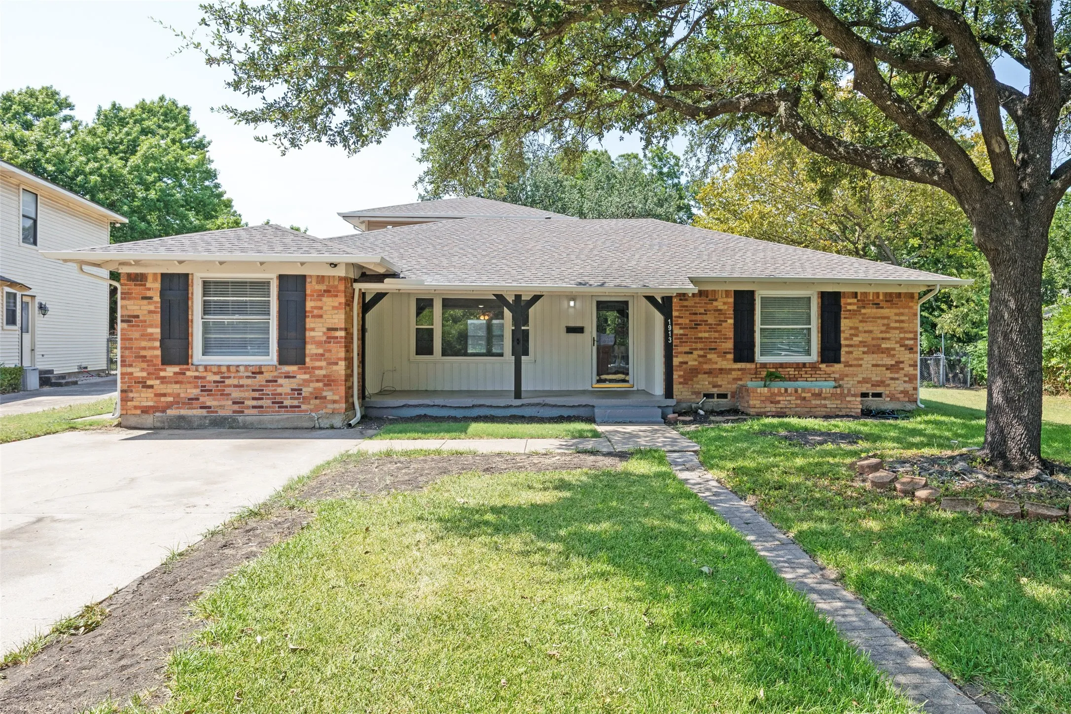 Single Family Residence For Rent in Dallas County , 1913 Landa Drive, Garland, Texas 75042, 5 Bedroom, 3 Bathroom, Garage spaces, 2,227 Sqft, built in 1951, mls#21324581, Real Estate Agent in Garland, Homes For Rent in Dallas county, Homes For Rent in Garland, Realtor in Garland Texas, Real Estate Brokerage Independent Realty Texas, Luminita Cordes Realtor