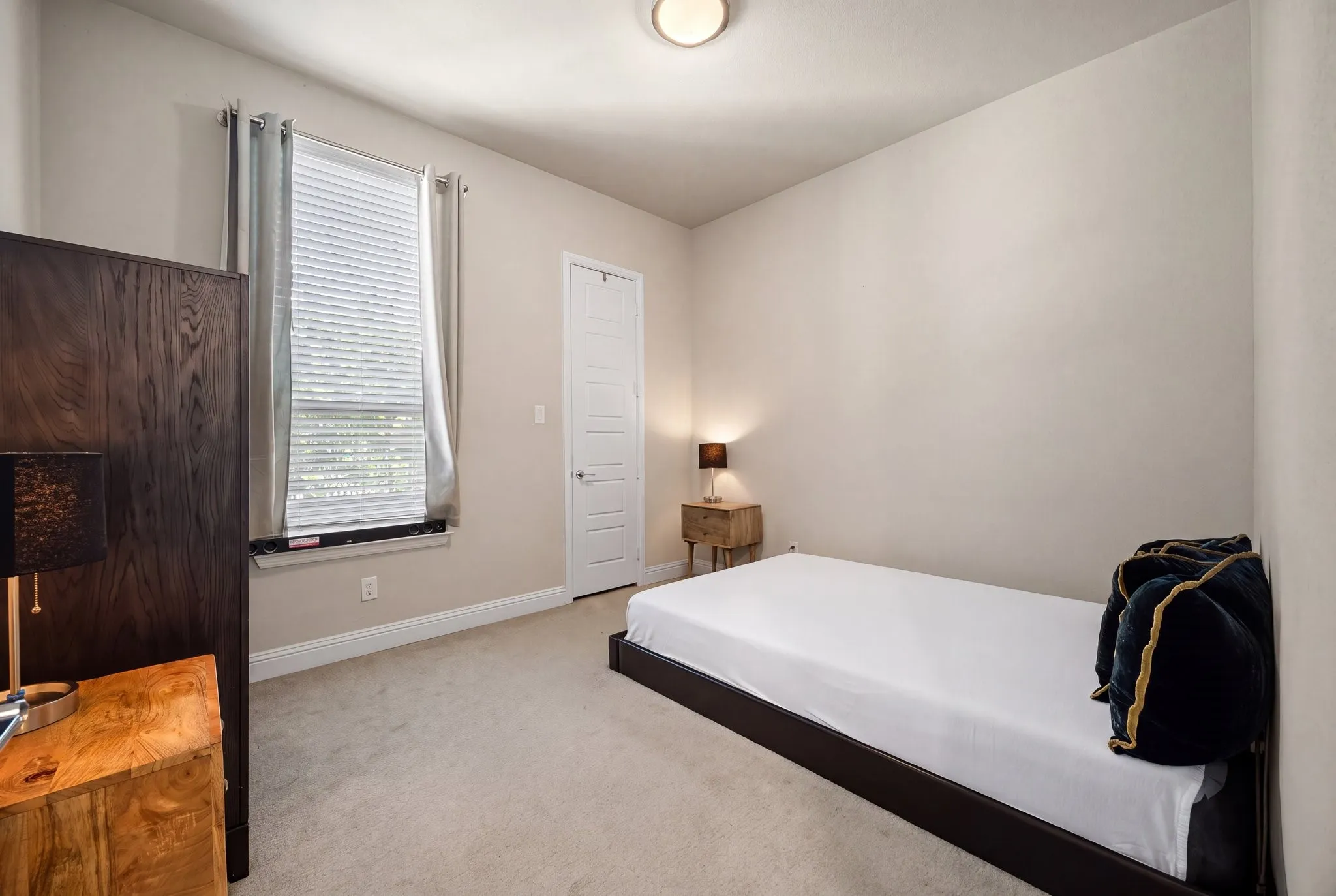 First Floor bedroom with walk-in closet