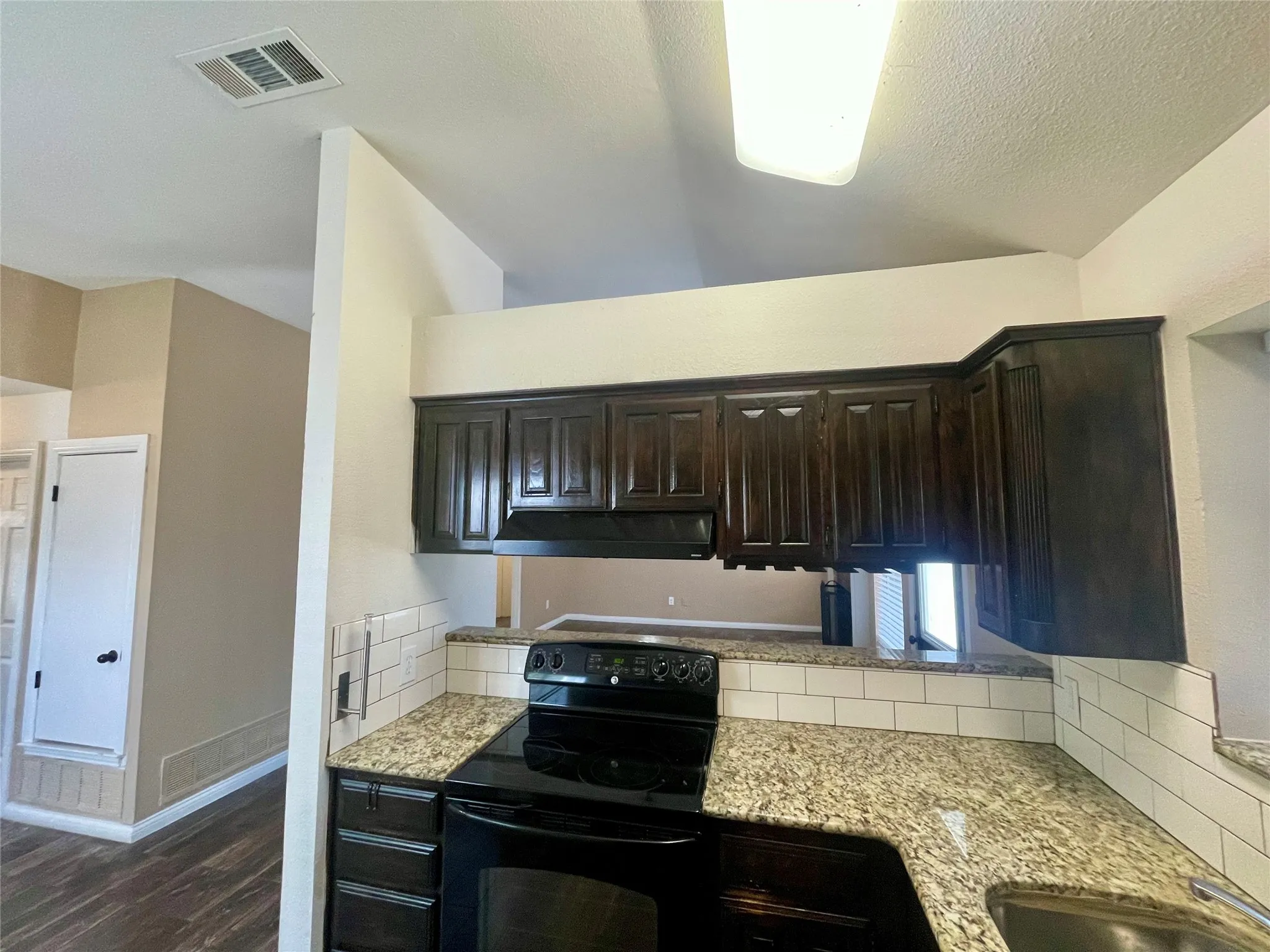 Single Family Residence For Sale in Denton County , 625 Main Street, Roanoke, Texas 76262, 3 Bedrooms, 2 Bathrooms, 2 Garage spaces, 1,290 Sqft, built in 1994, Price $455,000, mls#21341208, Real Estate Agent in Roanoke, Homes For Sale in Denton county, Homes For Sale in Roanoke, Realtor in Roanoke Texas, Real Estate Brokerage Independent Realty Texas, Luminita Cordes Realtor