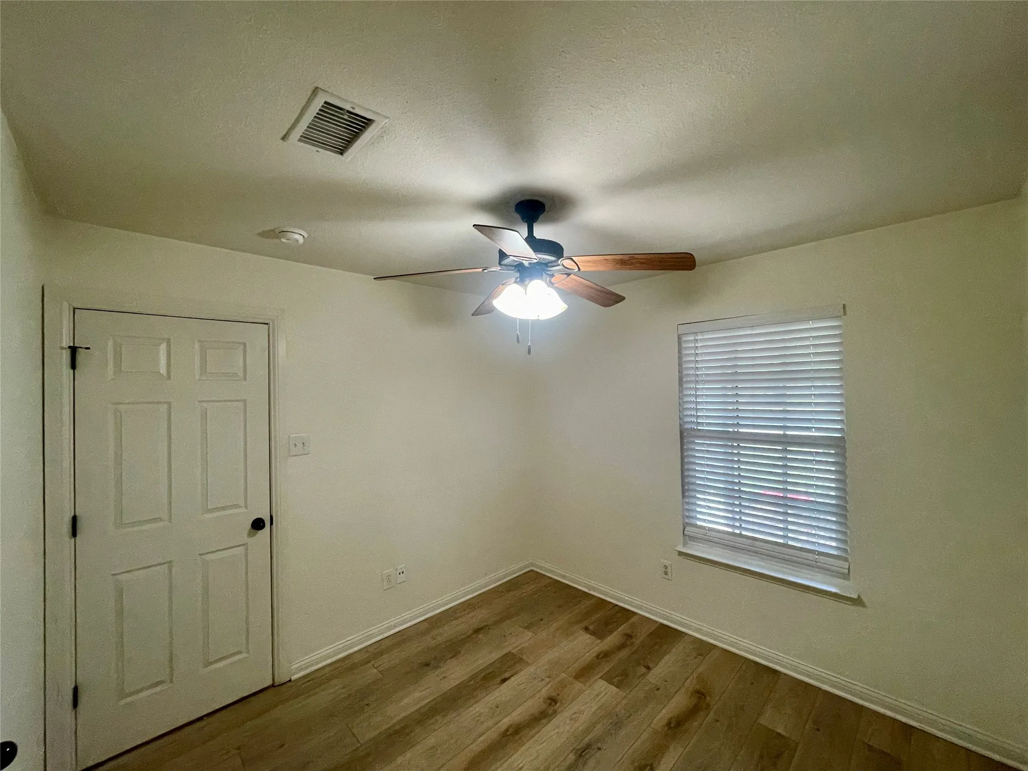 Single Family Residence For Sale in Denton County , 625 Main Street, Roanoke, Texas 76262, 3 Bedrooms, 2 Bathrooms, 2 Garage spaces, 1,290 Sqft, built in 1994, Price $455,000, mls#21341208, Real Estate Agent in Roanoke, Homes For Sale in Denton county, Homes For Sale in Roanoke, Realtor in Roanoke Texas, Real Estate Brokerage Independent Realty Texas, Luminita Cordes Realtor