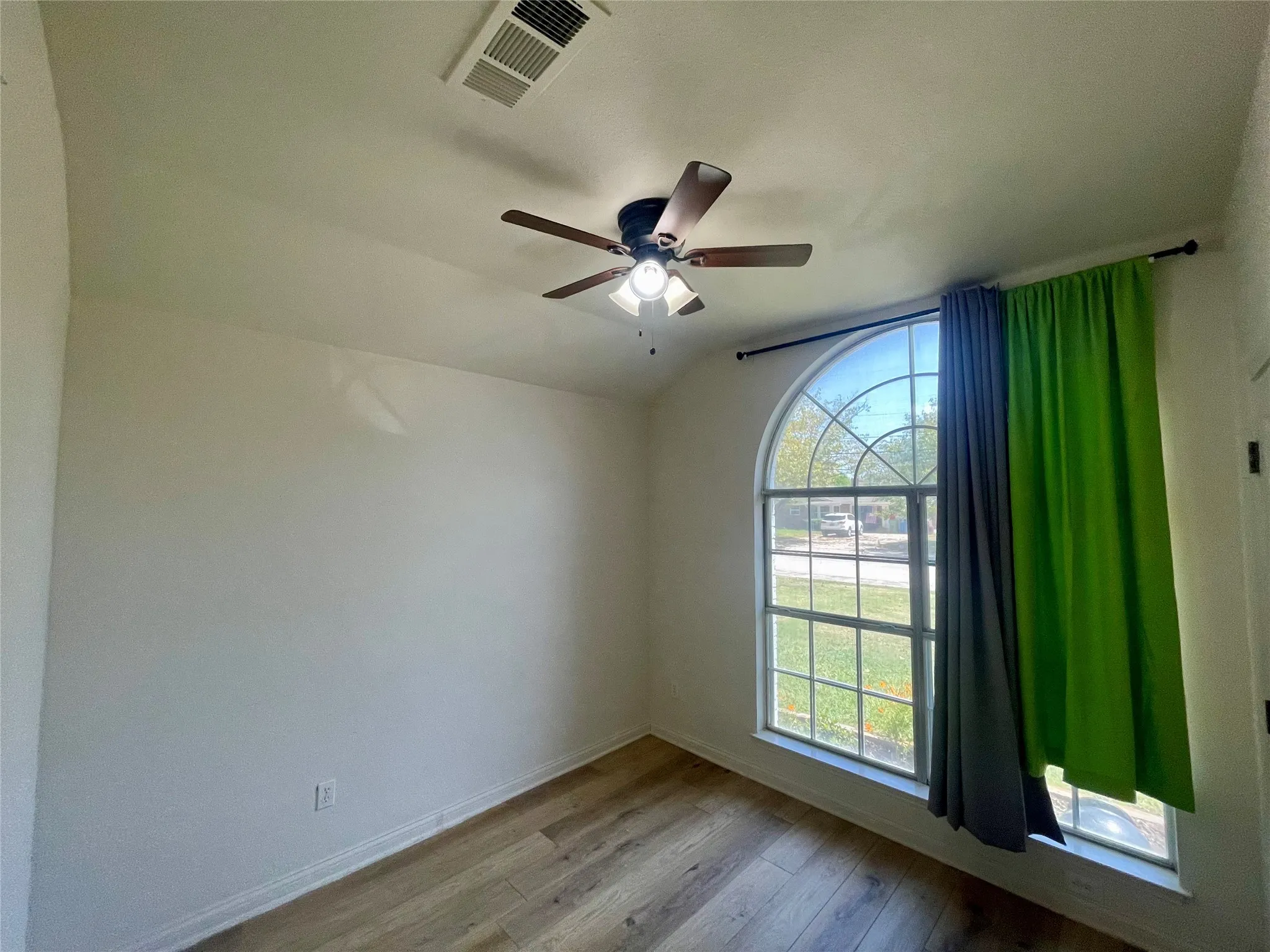 Single Family Residence For Sale in Denton County , 625 Main Street, Roanoke, Texas 76262, 3 Bedrooms, 2 Bathrooms, 2 Garage spaces, 1,290 Sqft, built in 1994, Price $455,000, mls#21341208, Real Estate Agent in Roanoke, Homes For Sale in Denton county, Homes For Sale in Roanoke, Realtor in Roanoke Texas, Real Estate Brokerage Independent Realty Texas, Luminita Cordes Realtor