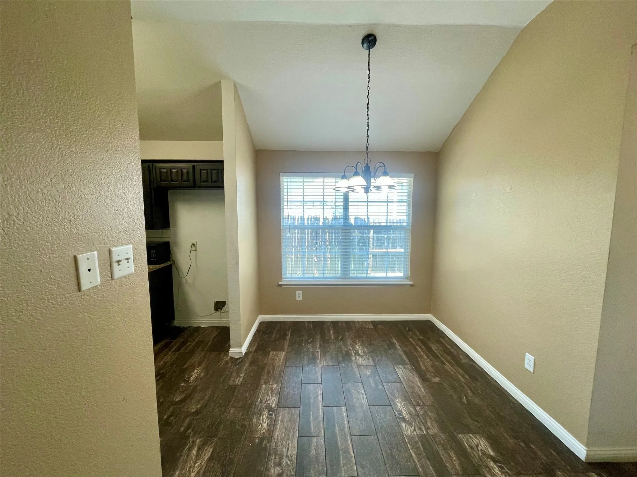 Single Family Residence For Sale in Denton County , 625 Main Street, Roanoke, Texas 76262, 3 Bedrooms, 2 Bathrooms, 2 Garage spaces, 1,290 Sqft, built in 1994, Price $455,000, mls#21341208, Real Estate Agent in Roanoke, Homes For Sale in Denton county, Homes For Sale in Roanoke, Realtor in Roanoke Texas, Real Estate Brokerage Independent Realty Texas, Luminita Cordes Realtor