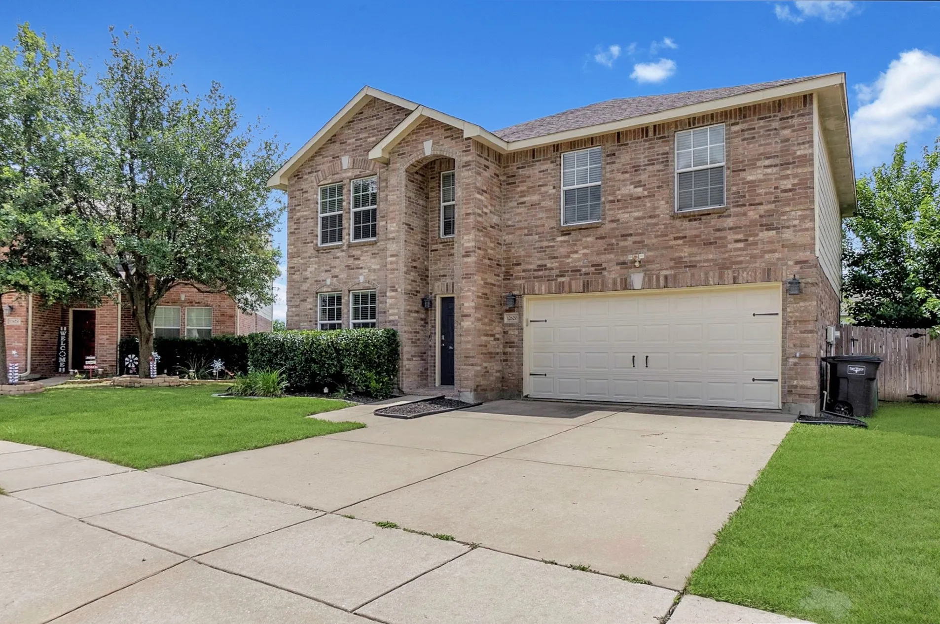Single Family Residence For Sale in Tarrant County , 12620 Mourning Dove Lane, Fort Worth, Texas 76244, 3 Bedroom, 3 Bathroom, 2 Garage spaces, 2,329 Sqft, built in 2007, mls#21341406, Real Estate Agent in Fort Worth, Homes For Sale in Tarrant county, Homes For Sale in Fort Worth, Realtor in Fort Worth Texas, Real Estate Brokerage Independent Realty Texas, Luminita Cordes Realtor