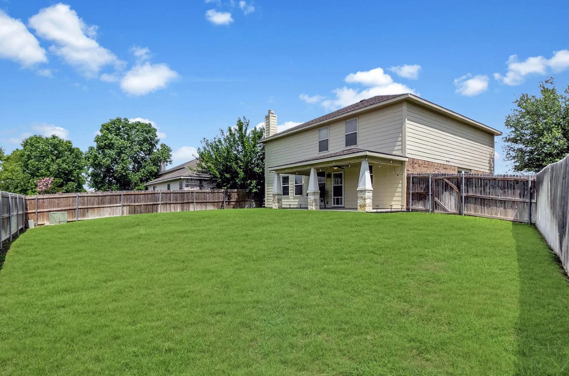 Single Family Residence For Sale in Tarrant County , 12620 Mourning Dove Lane, Fort Worth, Texas 76244, 3 Bedroom, 3 Bathroom, 2 Garage spaces, 2,329 Sqft, built in 2007, mls#21341406, Real Estate Agent in Fort Worth, Homes For Sale in Tarrant county, Homes For Sale in Fort Worth, Realtor in Fort Worth Texas, Real Estate Brokerage Independent Realty Texas, Luminita Cordes Realtor