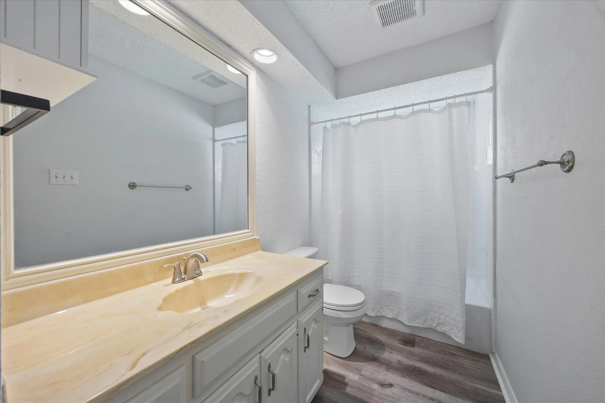 Single Family Residence For Sale in Dallas County , 3227 Wichita Drive, Mesquite, Texas 75149, 3 Bedroom, 2 Bathroom, 2 Garage spaces, 1,619 Sqft, built in 1982, mls#21341387, Real Estate Agent in Mesquite, Homes For Sale in Dallas county, Homes For Sale in Mesquite, Realtor in Mesquite Texas, Real Estate Brokerage Independent Realty Texas, Luminita Cordes Realtor