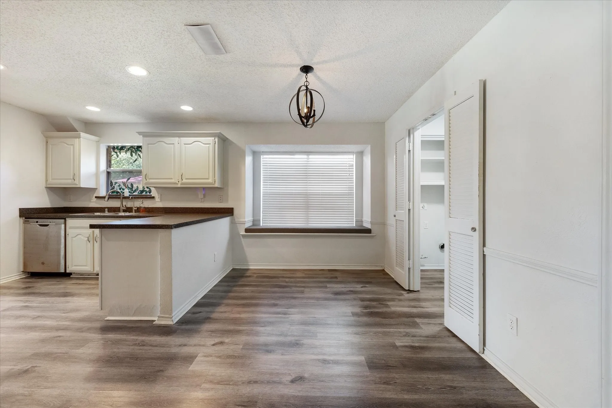 Single Family Residence For Sale in Dallas County , 3227 Wichita Drive, Mesquite, Texas 75149, 3 Bedroom, 2 Bathroom, 2 Garage spaces, 1,619 Sqft, built in 1982, mls#21341387, Real Estate Agent in Mesquite, Homes For Sale in Dallas county, Homes For Sale in Mesquite, Realtor in Mesquite Texas, Real Estate Brokerage Independent Realty Texas, Luminita Cordes Realtor