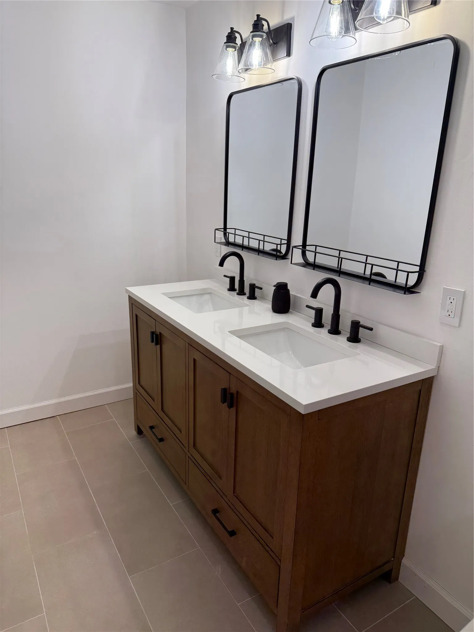 Single Family Residence For Sale in Grayson County , 1609 E Thomas Street, Sherman, Texas 75090, 3 Bedroom, 2 Bathroom, 1 Garage spaces, 1,688 Sqft, built in 1960, mls#21341409, Real Estate Agent in Sherman, Homes For Sale in Grayson county, Homes For Sale in Sherman, Realtor in Sherman Texas, Real Estate Brokerage Independent Realty Texas, Luminita Cordes Realtor