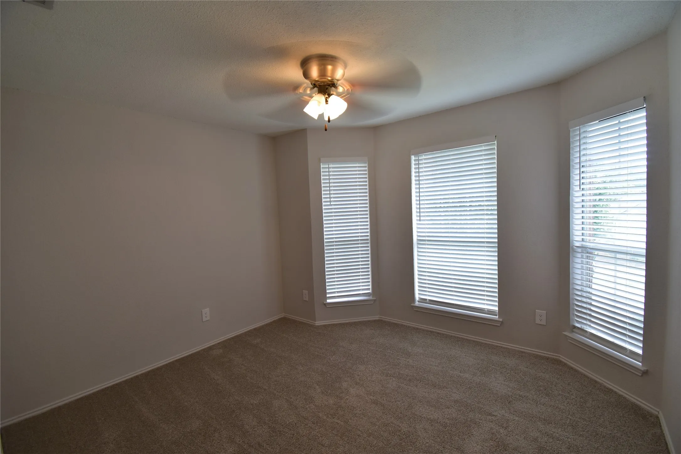 Single Family Residence For Rent in Collin County , 7837 Roundtable Road, Frisco, Texas 75035, 3 Bedroom, 3 Bathroom, 2 Garage spaces, 1,869 Sqft, built in 1993, Price $2,350, mls#21341410, Real Estate Agent in Frisco, Homes For Rent in Collin county, Homes For Rent in Frisco, Realtor in Frisco Texas, Real Estate Brokerage Independent Realty Texas, Luminita Cordes Realtor