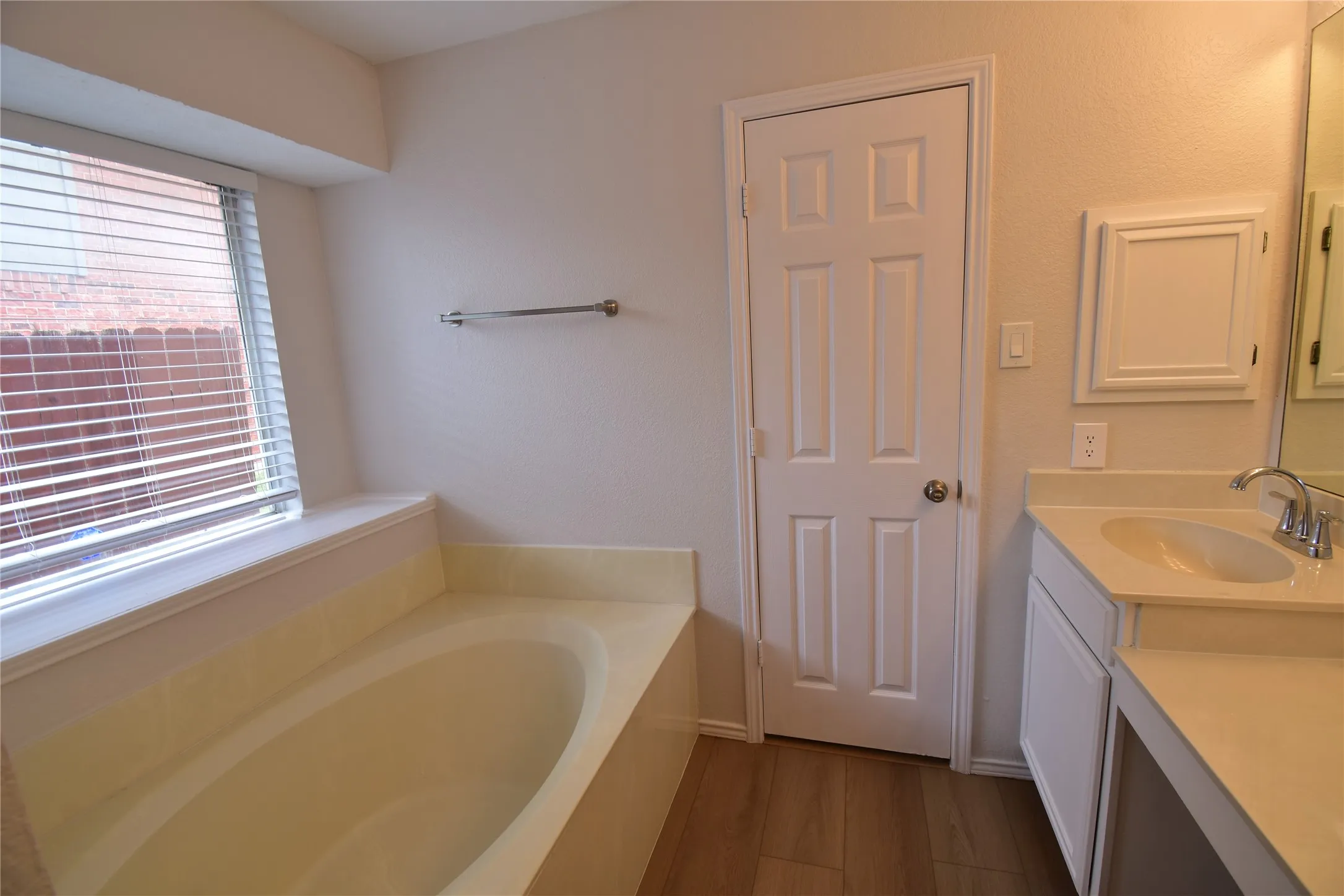 Single Family Residence For Rent in Collin County , 7837 Roundtable Road, Frisco, Texas 75035, 3 Bedroom, 3 Bathroom, 2 Garage spaces, 1,869 Sqft, built in 1993, Price $2,350, mls#21341410, Real Estate Agent in Frisco, Homes For Rent in Collin county, Homes For Rent in Frisco, Realtor in Frisco Texas, Real Estate Brokerage Independent Realty Texas, Luminita Cordes Realtor
