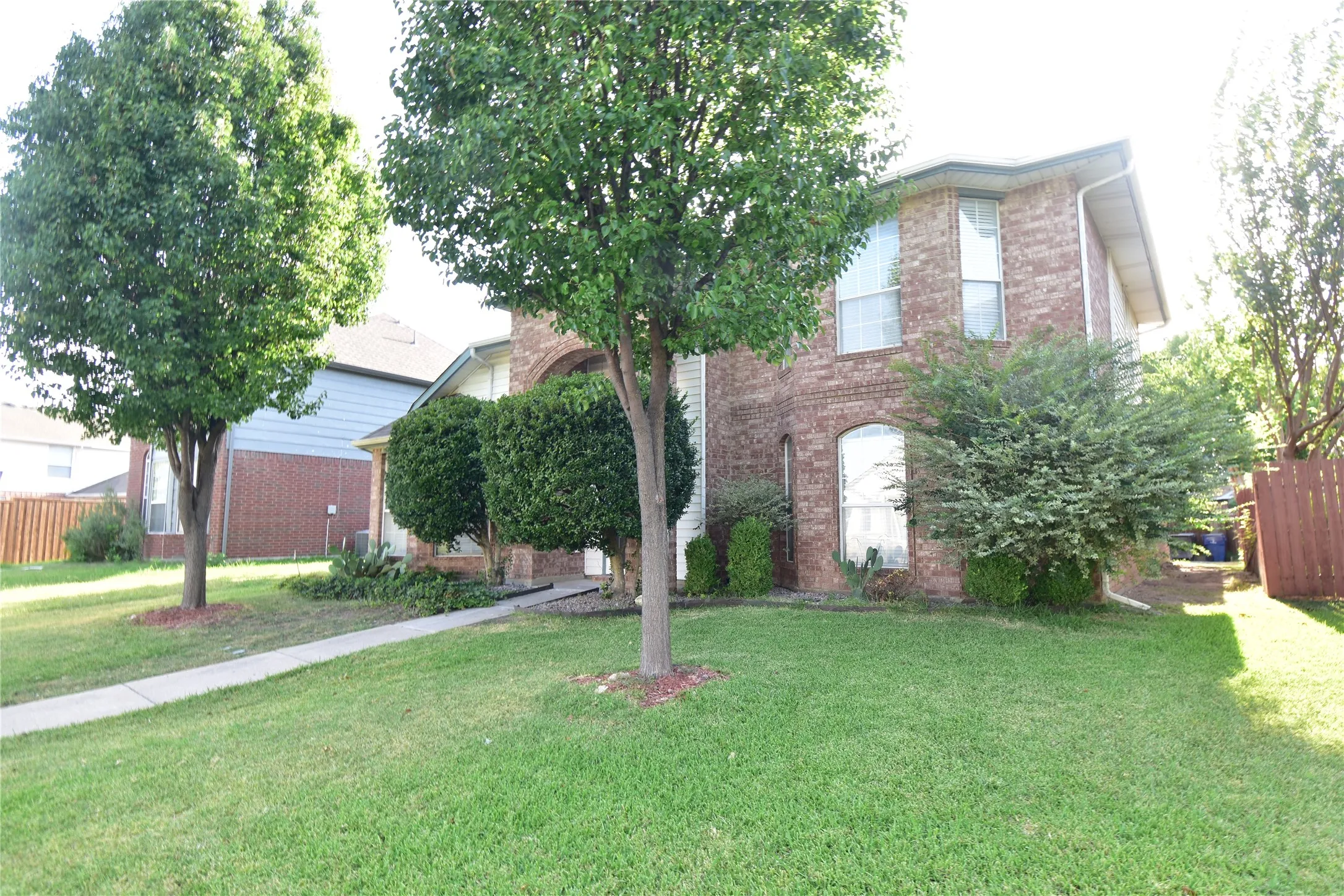 Single Family Residence For Rent in Collin County , 7837 Roundtable Road, Frisco, Texas 75035, 3 Bedroom, 3 Bathroom, 2 Garage spaces, 1,869 Sqft, built in 1993, Price $2,350, mls#21341410, Real Estate Agent in Frisco, Homes For Rent in Collin county, Homes For Rent in Frisco, Realtor in Frisco Texas, Real Estate Brokerage Independent Realty Texas, Luminita Cordes Realtor