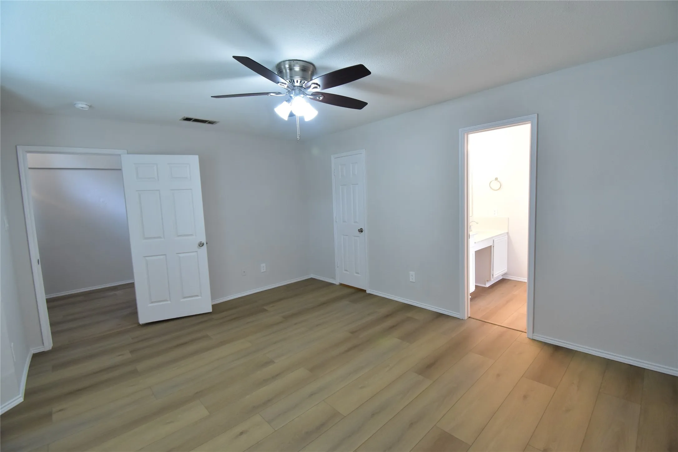 Single Family Residence For Rent in Collin County , 7837 Roundtable Road, Frisco, Texas 75035, 3 Bedroom, 3 Bathroom, 2 Garage spaces, 1,869 Sqft, built in 1993, Price $2,350, mls#21341410, Real Estate Agent in Frisco, Homes For Rent in Collin county, Homes For Rent in Frisco, Realtor in Frisco Texas, Real Estate Brokerage Independent Realty Texas, Luminita Cordes Realtor