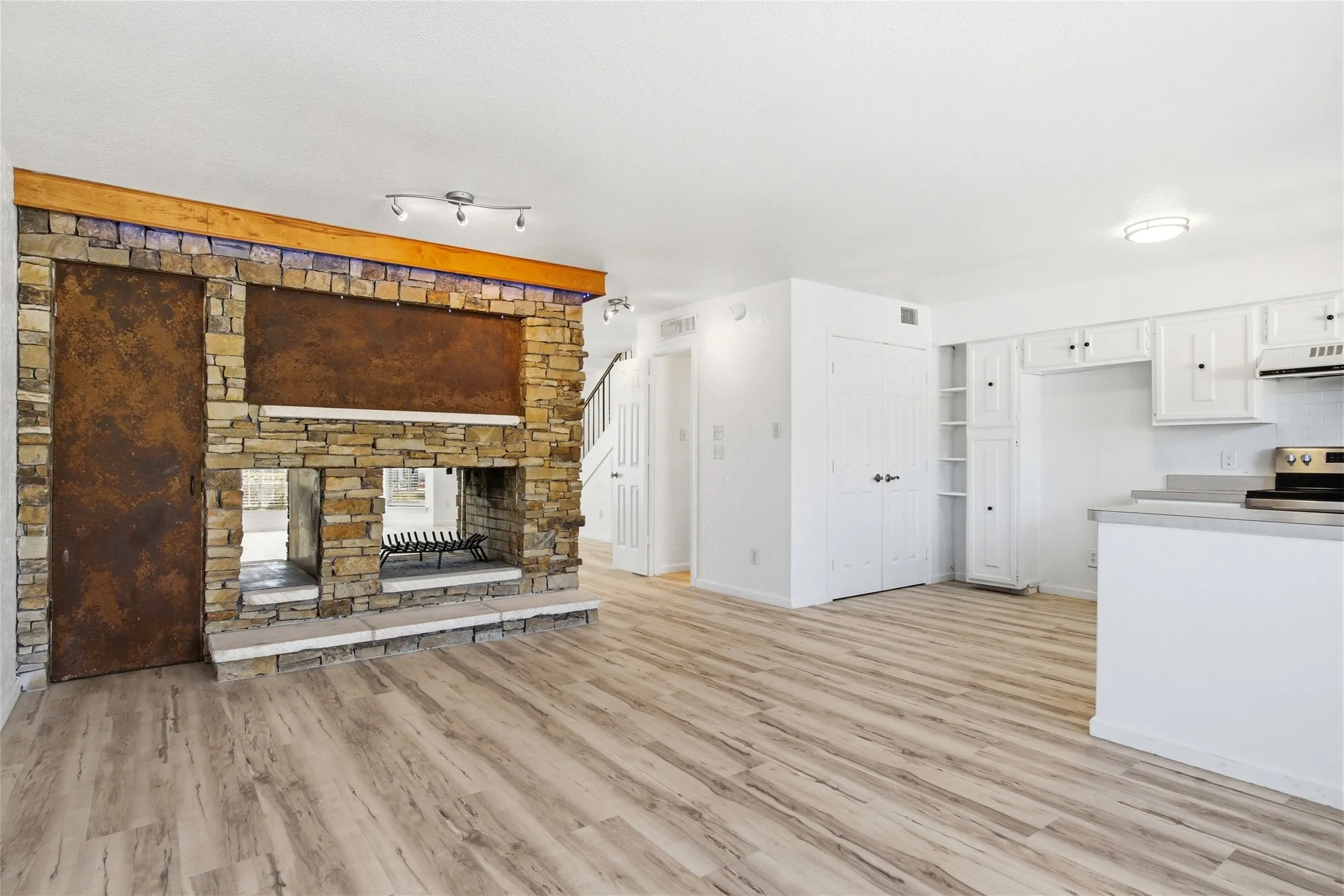 Condominium For Sale in Dallas County , 5810 Marina Drive 12, Garland, Texas 75043, 2 Bedroom, 3 Bathroom, Garage spaces, 1,800 Sqft, built in 1977, mls#21339680, Real Estate Agent in Garland, Homes For Sale in Dallas county, Homes For Sale in Garland, Realtor in Garland Texas, Real Estate Brokerage Independent Realty Texas, Luminita Cordes Realtor