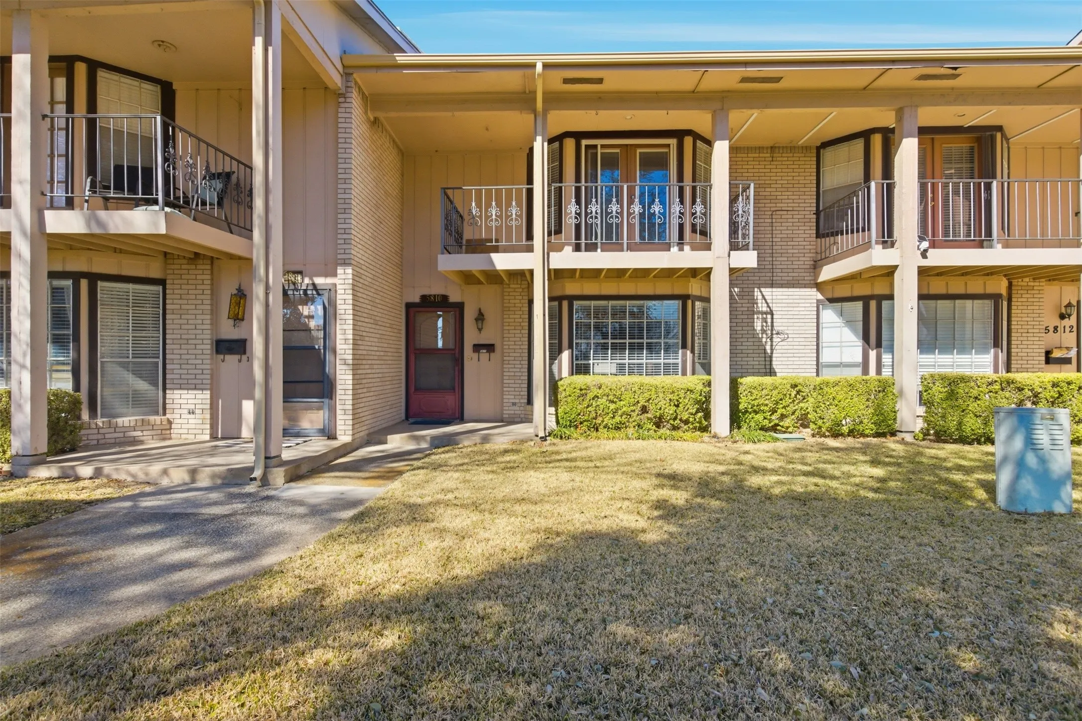 Condominium For Sale in Dallas County , 5810 Marina Drive 12, Garland, Texas 75043, 2 Bedroom, 3 Bathroom, Garage spaces, 1,800 Sqft, built in 1977, mls#21339680, Real Estate Agent in Garland, Homes For Sale in Dallas county, Homes For Sale in Garland, Realtor in Garland Texas, Real Estate Brokerage Independent Realty Texas, Luminita Cordes Realtor