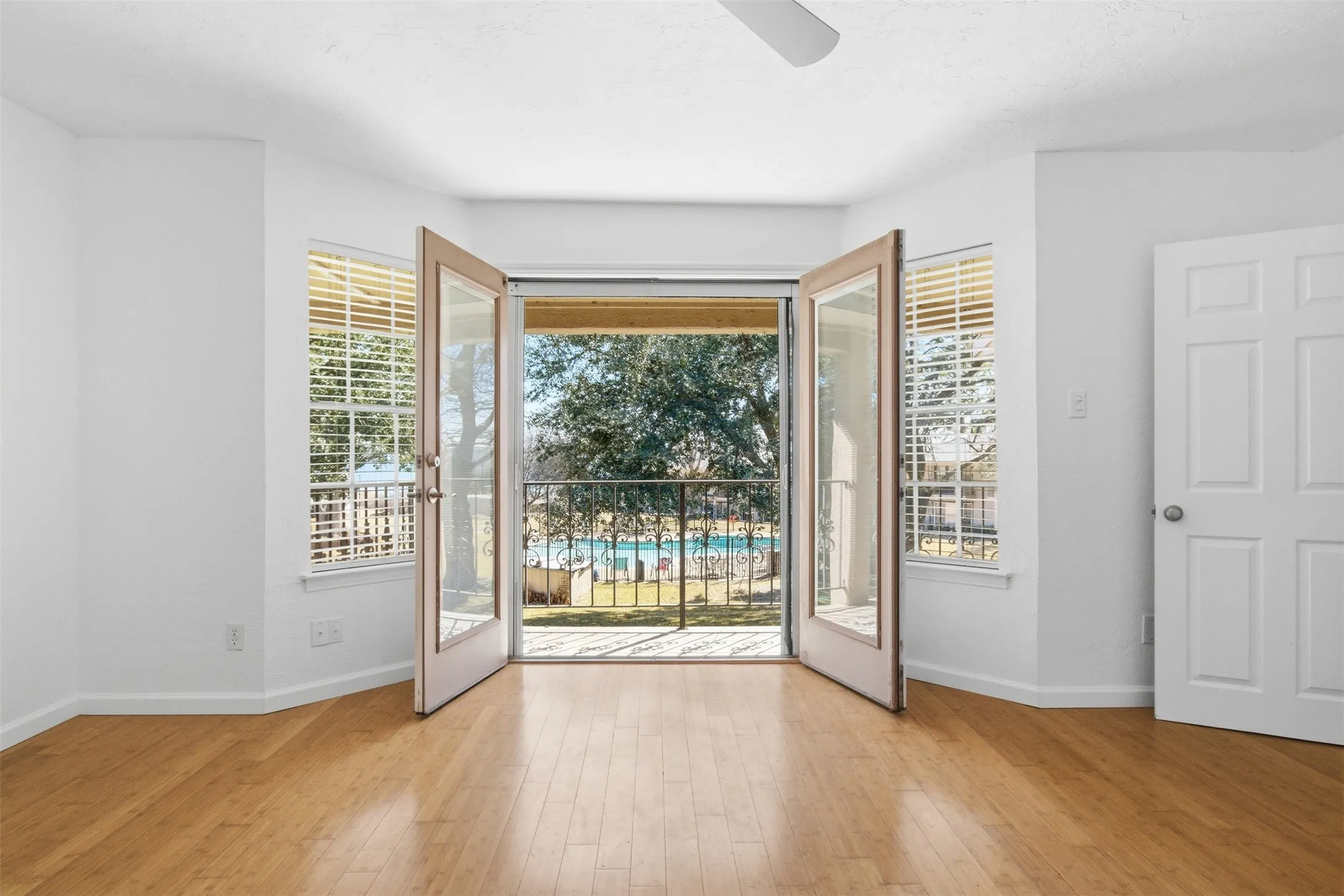 Condominium For Sale in Dallas County , 5810 Marina Drive 12, Garland, Texas 75043, 2 Bedroom, 3 Bathroom, Garage spaces, 1,800 Sqft, built in 1977, mls#21339680, Real Estate Agent in Garland, Homes For Sale in Dallas county, Homes For Sale in Garland, Realtor in Garland Texas, Real Estate Brokerage Independent Realty Texas, Luminita Cordes Realtor