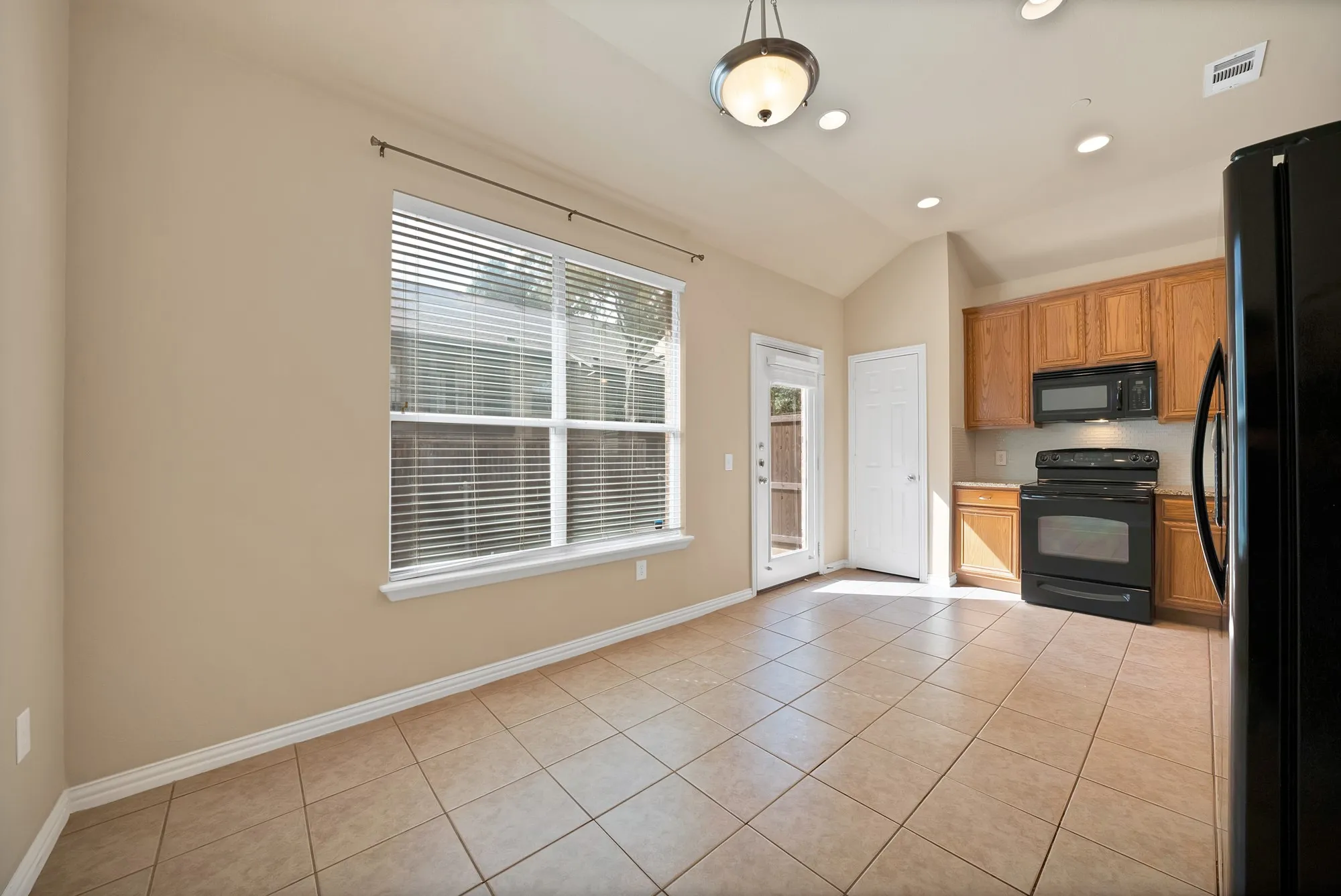 Townhouse For Sale in Collin County , 9937 Sedgewick Avenue, Plano, Texas 75025, 2 Bedroom, 2 Bathroom, 2 Garage spaces, 1,562 Sqft, built in 2007, mls#21340964, Real Estate Agent in Plano, Homes For Sale in Collin county, Homes For Sale in Plano, Realtor in Plano Texas, Real Estate Brokerage Independent Realty Texas, Luminita Cordes Realtor