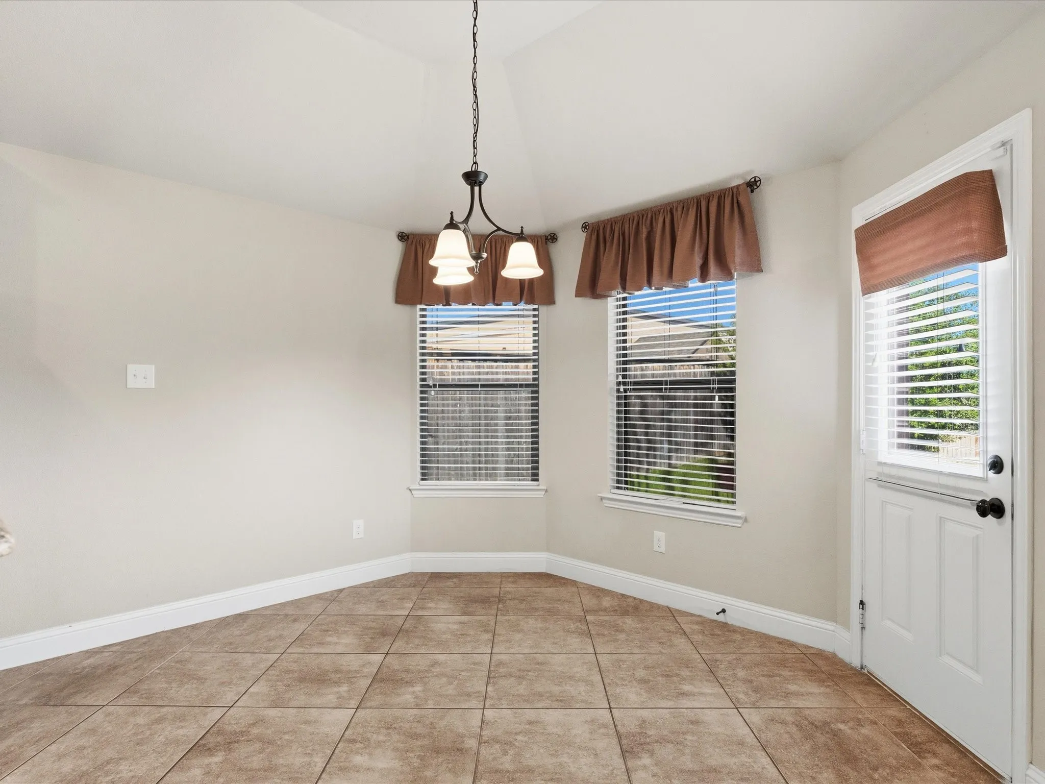 Single Family Residence For Sale in Kaufman County , 508 Clemson Lane, Forney, Texas 75126, 3 Bedroom, 2 Bathroom, 2 Garage spaces, 1,703 Sqft, built in 2016, mls#21341401, Real Estate Agent in Forney, Homes For Sale in Kaufman county, Homes For Sale in Forney, Realtor in Forney Texas, Real Estate Brokerage Independent Realty Texas, Luminita Cordes Realtor
