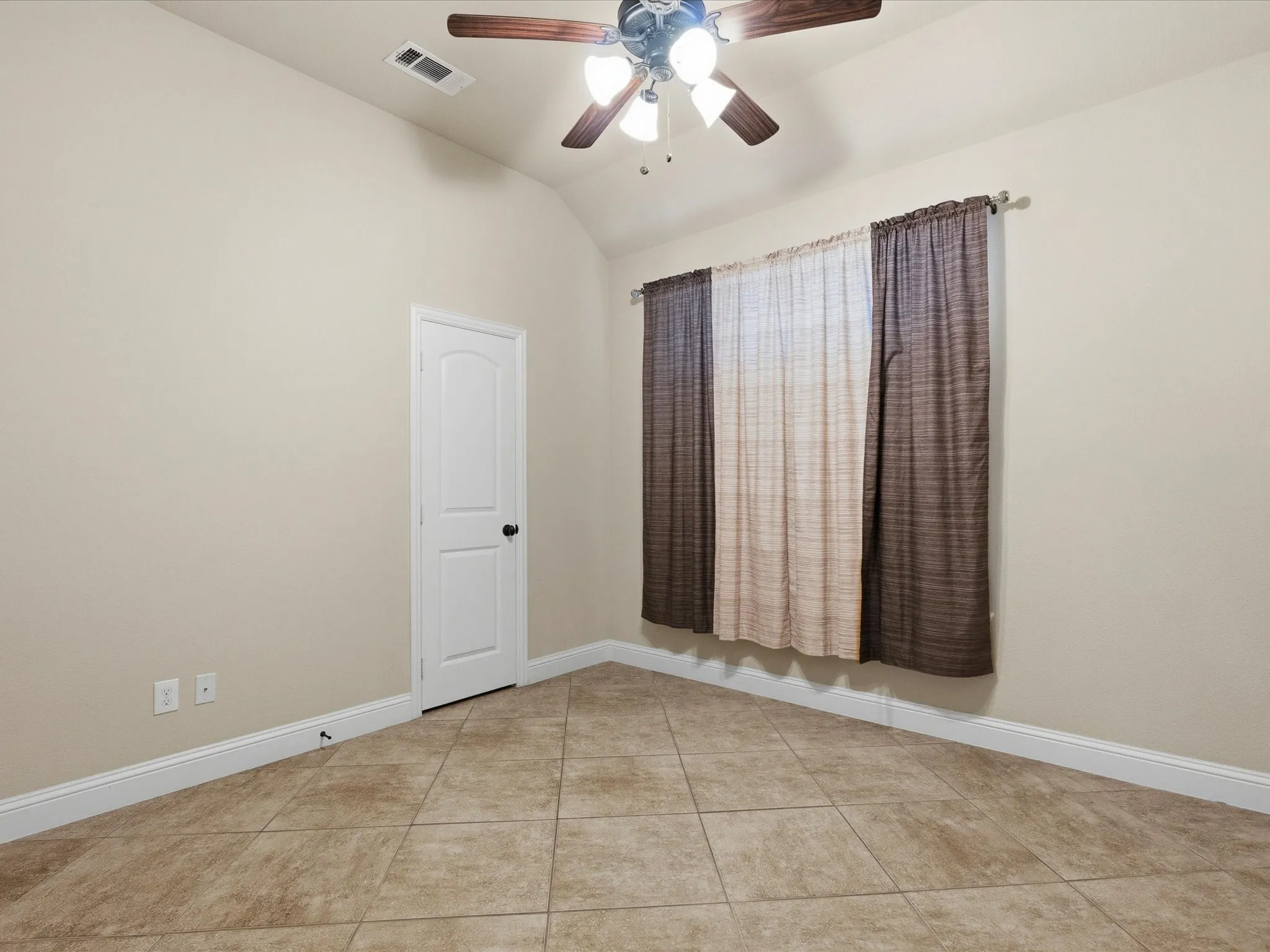 Single Family Residence For Sale in Kaufman County , 508 Clemson Lane, Forney, Texas 75126, 3 Bedroom, 2 Bathroom, 2 Garage spaces, 1,703 Sqft, built in 2016, mls#21341401, Real Estate Agent in Forney, Homes For Sale in Kaufman county, Homes For Sale in Forney, Realtor in Forney Texas, Real Estate Brokerage Independent Realty Texas, Luminita Cordes Realtor