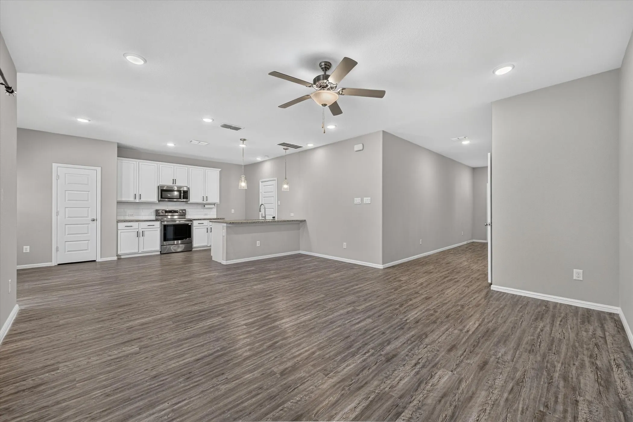 Single Family Residence For Rent in Denton County , 3348 Duncan Way, Corinth, Texas 76210, 3 Bedroom, 3 Bathroom, 2 Garage spaces, 1,859 Sqft, built in 2020, mls#21341041, Real Estate Agent in Corinth, Homes For Rent in Denton county, Homes For Rent in Corinth, Realtor in Corinth Texas, Real Estate Brokerage Independent Realty Texas, Luminita Cordes Realtor