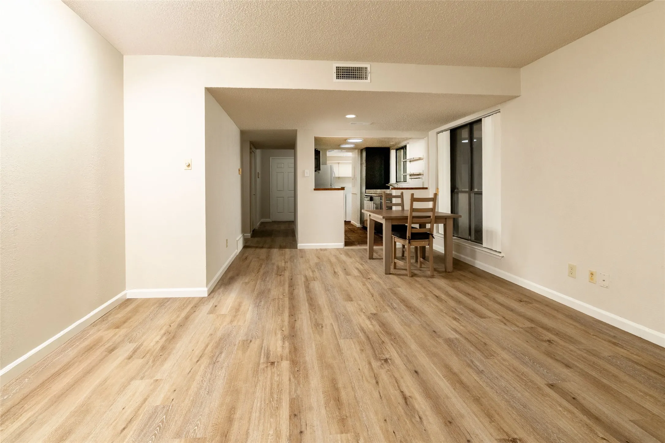 Condominium For Sale in Tarrant County , 4920 Byers Avenue B, Fort Worth, Texas 76107, 2 Bedroom, 2 Bathroom, Garage spaces, 1,026 Sqft, built in 1983, mls#21340859, Real Estate Agent in Fort Worth, Homes For Sale in Tarrant county, Homes For Sale in Fort Worth, Realtor in Fort Worth Texas, Real Estate Brokerage Independent Realty Texas, Luminita Cordes Realtor