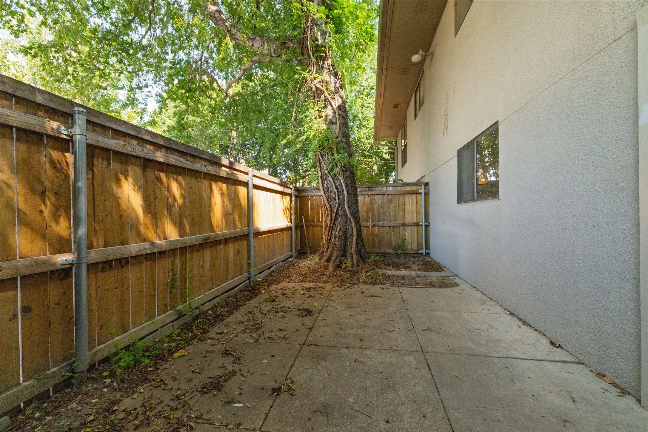 Condominium For Sale in Tarrant County , 4920 Byers Avenue B, Fort Worth, Texas 76107, 2 Bedroom, 2 Bathroom, Garage spaces, 1,026 Sqft, built in 1983, mls#21340859, Real Estate Agent in Fort Worth, Homes For Sale in Tarrant county, Homes For Sale in Fort Worth, Realtor in Fort Worth Texas, Real Estate Brokerage Independent Realty Texas, Luminita Cordes Realtor