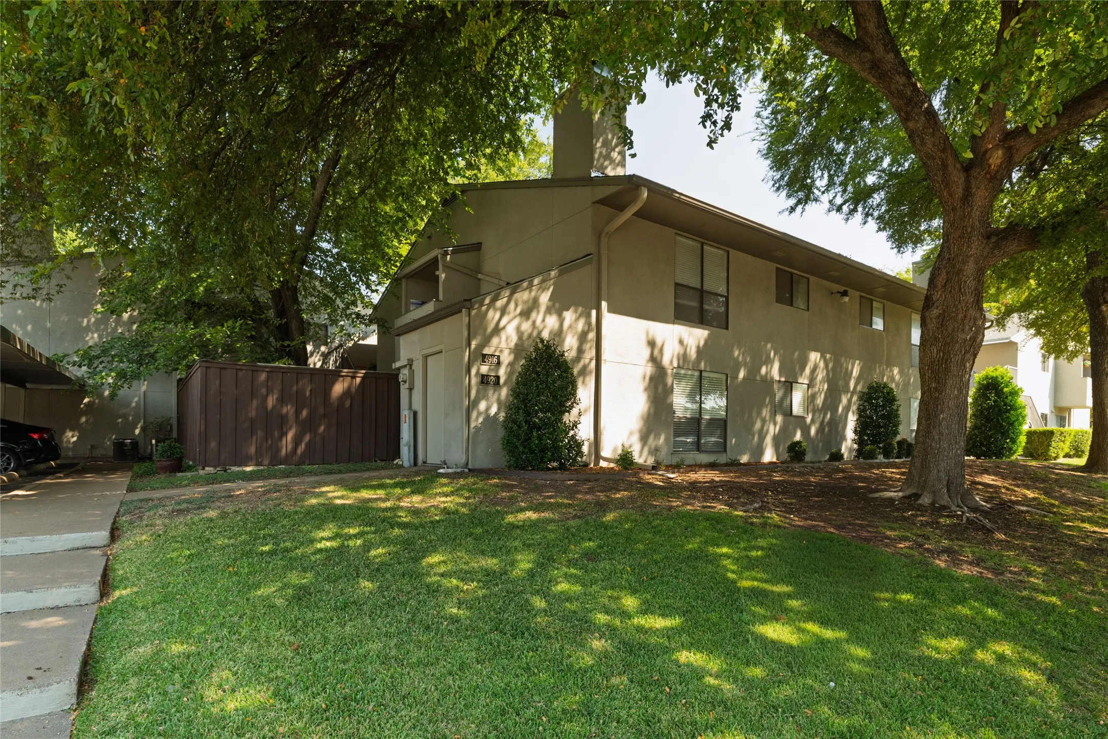 Condominium For Sale in Tarrant County , 4920 Byers Avenue B, Fort Worth, Texas 76107, 2 Bedroom, 2 Bathroom, Garage spaces, 1,026 Sqft, built in 1983, mls#21340859, Real Estate Agent in Fort Worth, Homes For Sale in Tarrant county, Homes For Sale in Fort Worth, Realtor in Fort Worth Texas, Real Estate Brokerage Independent Realty Texas, Luminita Cordes Realtor