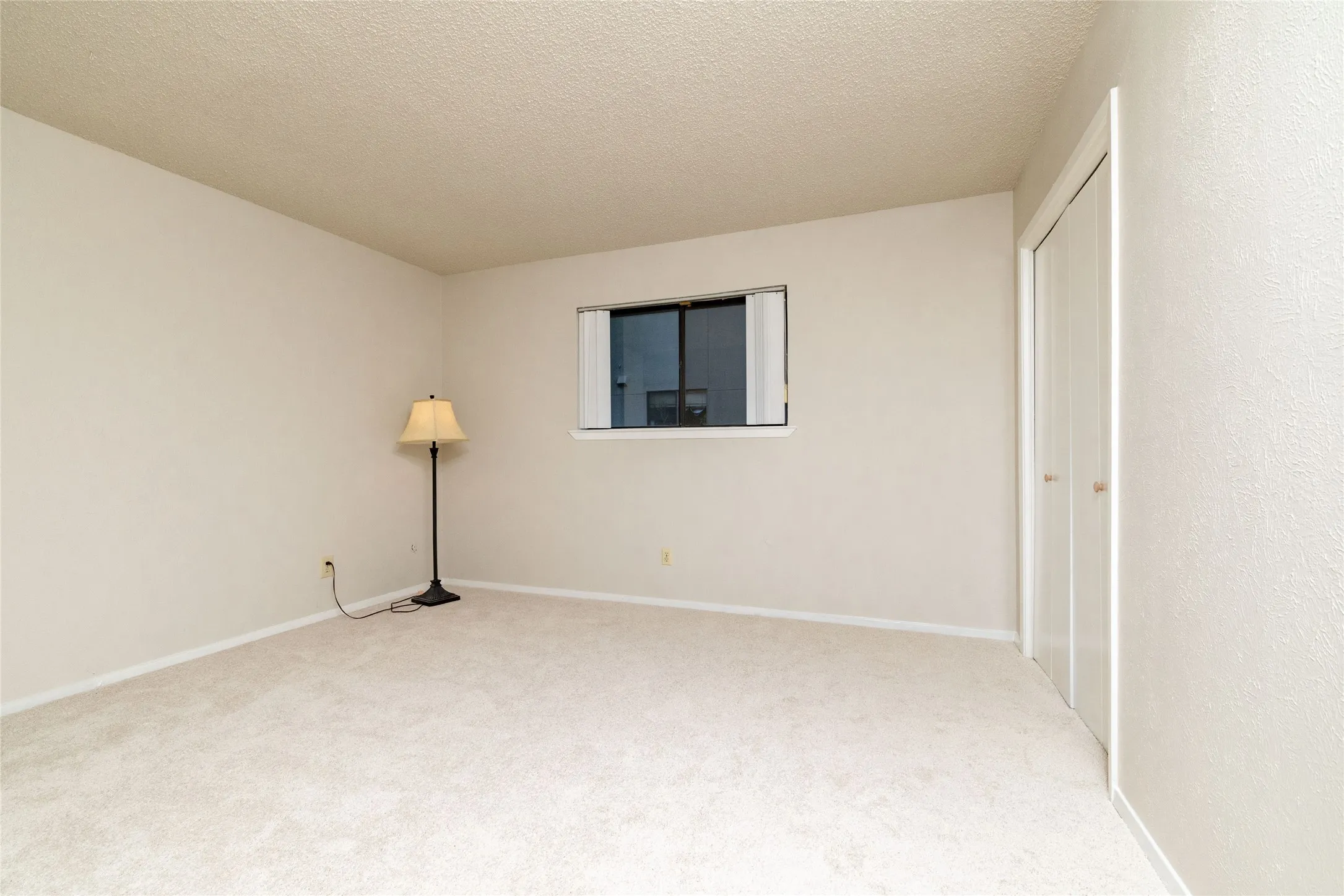 Condominium For Sale in Tarrant County , 4920 Byers Avenue B, Fort Worth, Texas 76107, 2 Bedroom, 2 Bathroom, Garage spaces, 1,026 Sqft, built in 1983, mls#21340859, Real Estate Agent in Fort Worth, Homes For Sale in Tarrant county, Homes For Sale in Fort Worth, Realtor in Fort Worth Texas, Real Estate Brokerage Independent Realty Texas, Luminita Cordes Realtor