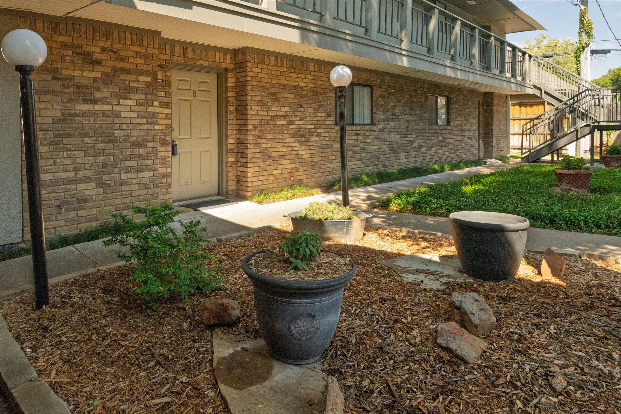 Condominium For Sale in Tarrant County , 4920 Byers Avenue B, Fort Worth, Texas 76107, 2 Bedroom, 2 Bathroom, Garage spaces, 1,026 Sqft, built in 1983, mls#21340859, Real Estate Agent in Fort Worth, Homes For Sale in Tarrant county, Homes For Sale in Fort Worth, Realtor in Fort Worth Texas, Real Estate Brokerage Independent Realty Texas, Luminita Cordes Realtor