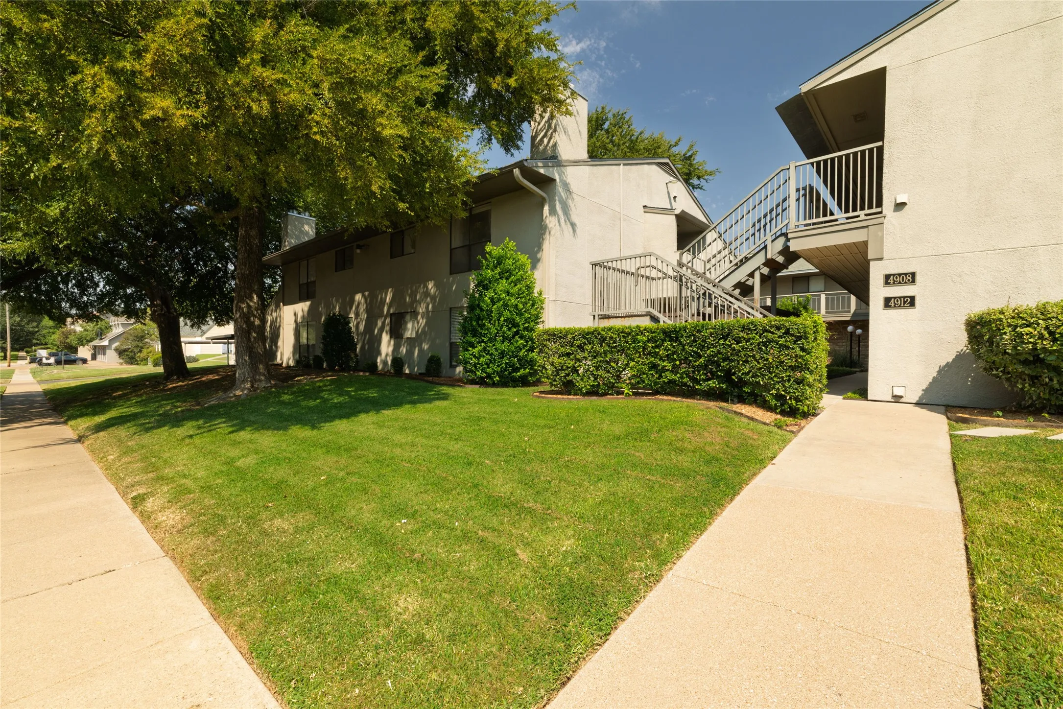 Condominium For Sale in Tarrant County , 4920 Byers Avenue B, Fort Worth, Texas 76107, 2 Bedroom, 2 Bathroom, Garage spaces, 1,026 Sqft, built in 1983, mls#21340859, Real Estate Agent in Fort Worth, Homes For Sale in Tarrant county, Homes For Sale in Fort Worth, Realtor in Fort Worth Texas, Real Estate Brokerage Independent Realty Texas, Luminita Cordes Realtor