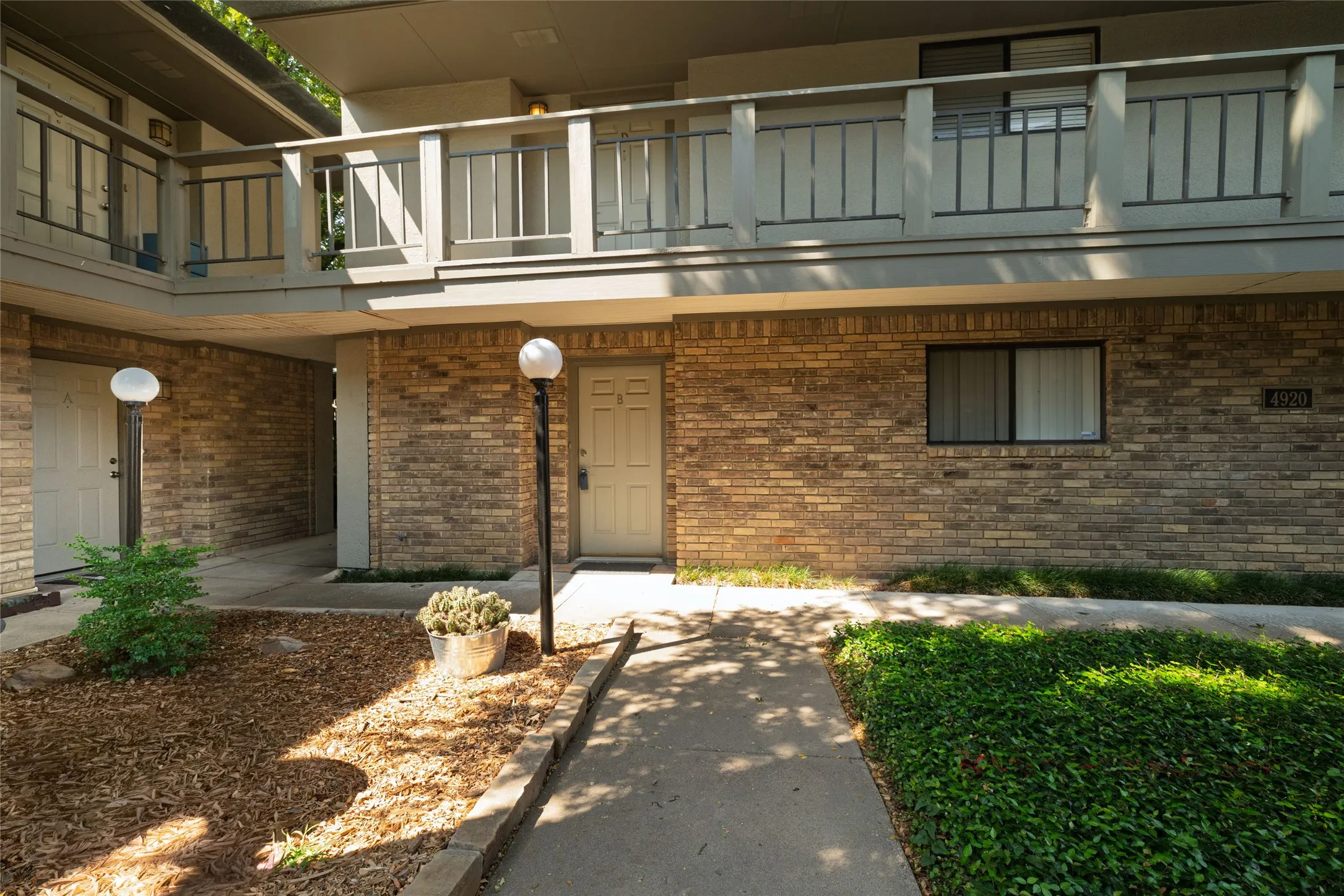 Condominium For Sale in Tarrant County , 4920 Byers Avenue B, Fort Worth, Texas 76107, 2 Bedroom, 2 Bathroom, Garage spaces, 1,026 Sqft, built in 1983, mls#21340859, Real Estate Agent in Fort Worth, Homes For Sale in Tarrant county, Homes For Sale in Fort Worth, Realtor in Fort Worth Texas, Real Estate Brokerage Independent Realty Texas, Luminita Cordes Realtor