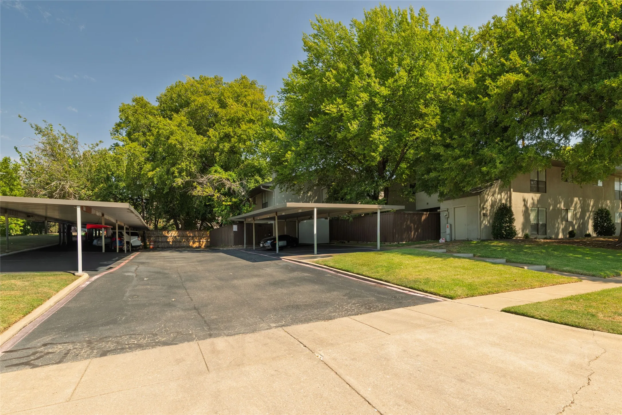 Condominium For Sale in Tarrant County , 4920 Byers Avenue B, Fort Worth, Texas 76107, 2 Bedroom, 2 Bathroom, Garage spaces, 1,026 Sqft, built in 1983, mls#21340859, Real Estate Agent in Fort Worth, Homes For Sale in Tarrant county, Homes For Sale in Fort Worth, Realtor in Fort Worth Texas, Real Estate Brokerage Independent Realty Texas, Luminita Cordes Realtor
