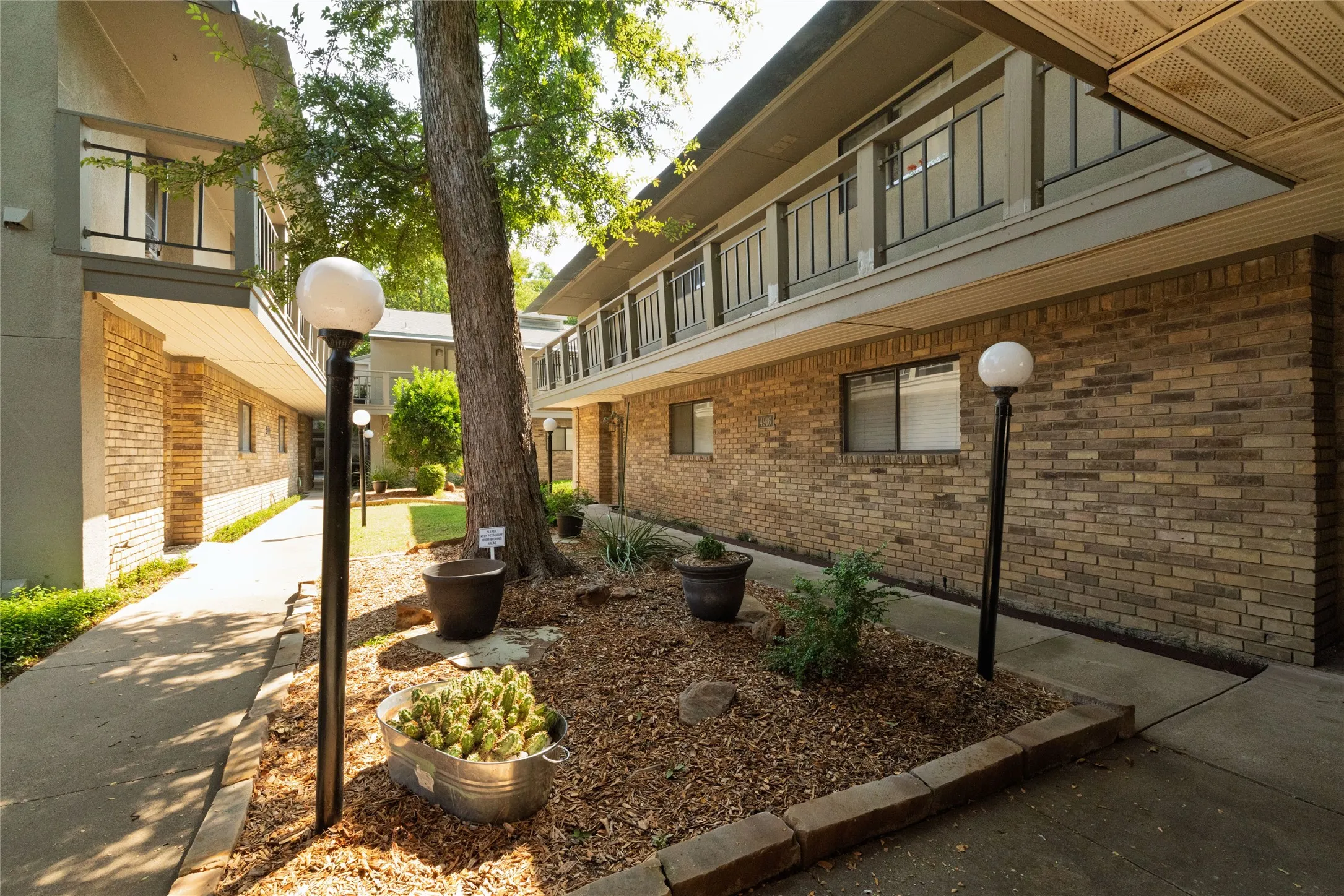 Condominium For Sale in Tarrant County , 4920 Byers Avenue B, Fort Worth, Texas 76107, 2 Bedroom, 2 Bathroom, Garage spaces, 1,026 Sqft, built in 1983, mls#21340859, Real Estate Agent in Fort Worth, Homes For Sale in Tarrant county, Homes For Sale in Fort Worth, Realtor in Fort Worth Texas, Real Estate Brokerage Independent Realty Texas, Luminita Cordes Realtor