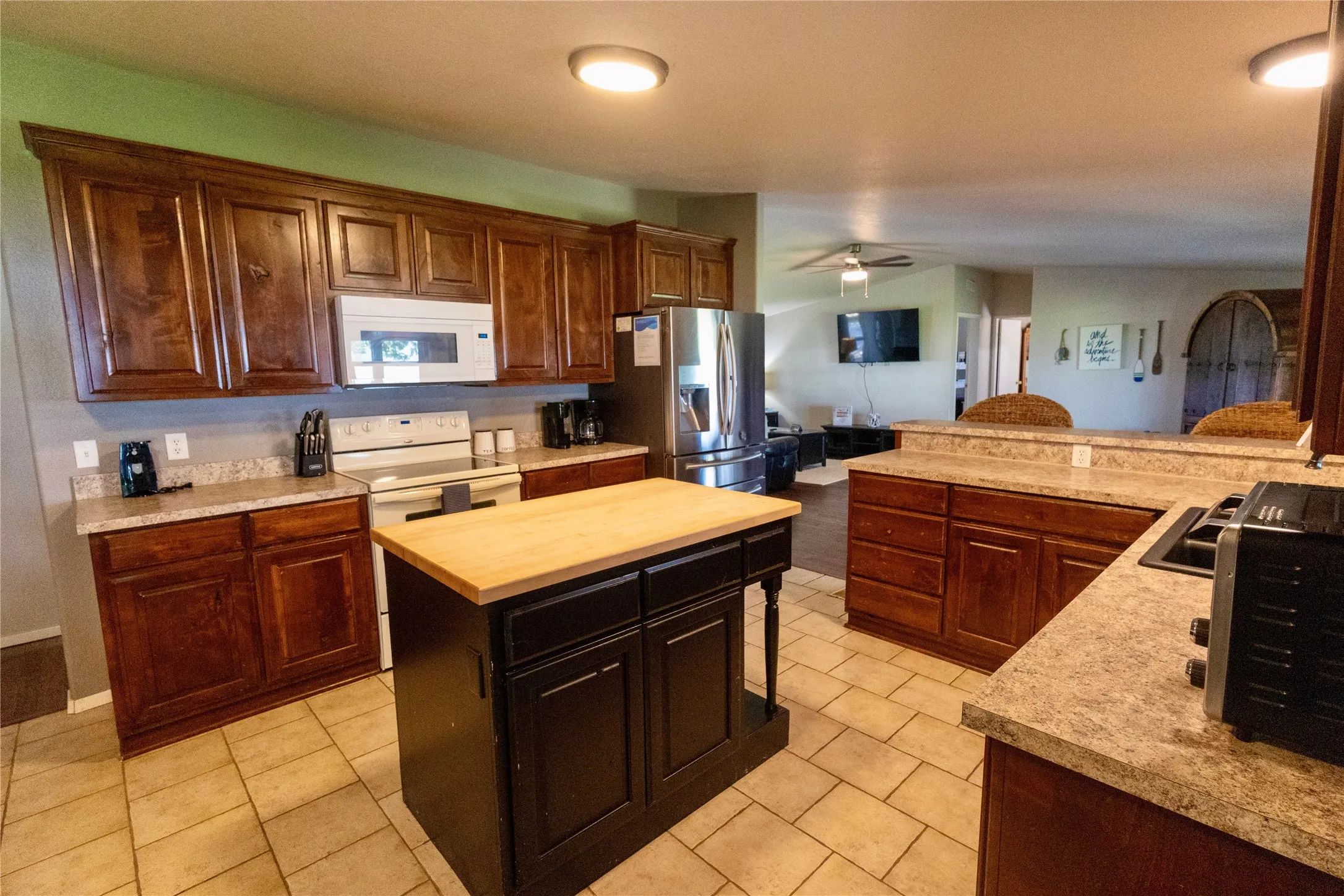 Manufactured Home For Sale in Palo Pinto County , 1047 Airport Road, Graford, Texas 76449, 3 Bedroom, 2 Bathroom, 2 Garage spaces, 2,016 Sqft, built in 2000, mls#21338578, Real Estate Agent in Graford, Homes For Sale in Palo Pinto county, Homes For Sale in Graford, Realtor in Graford Texas, Real Estate Brokerage Independent Realty Texas, Luminita Cordes Realtor